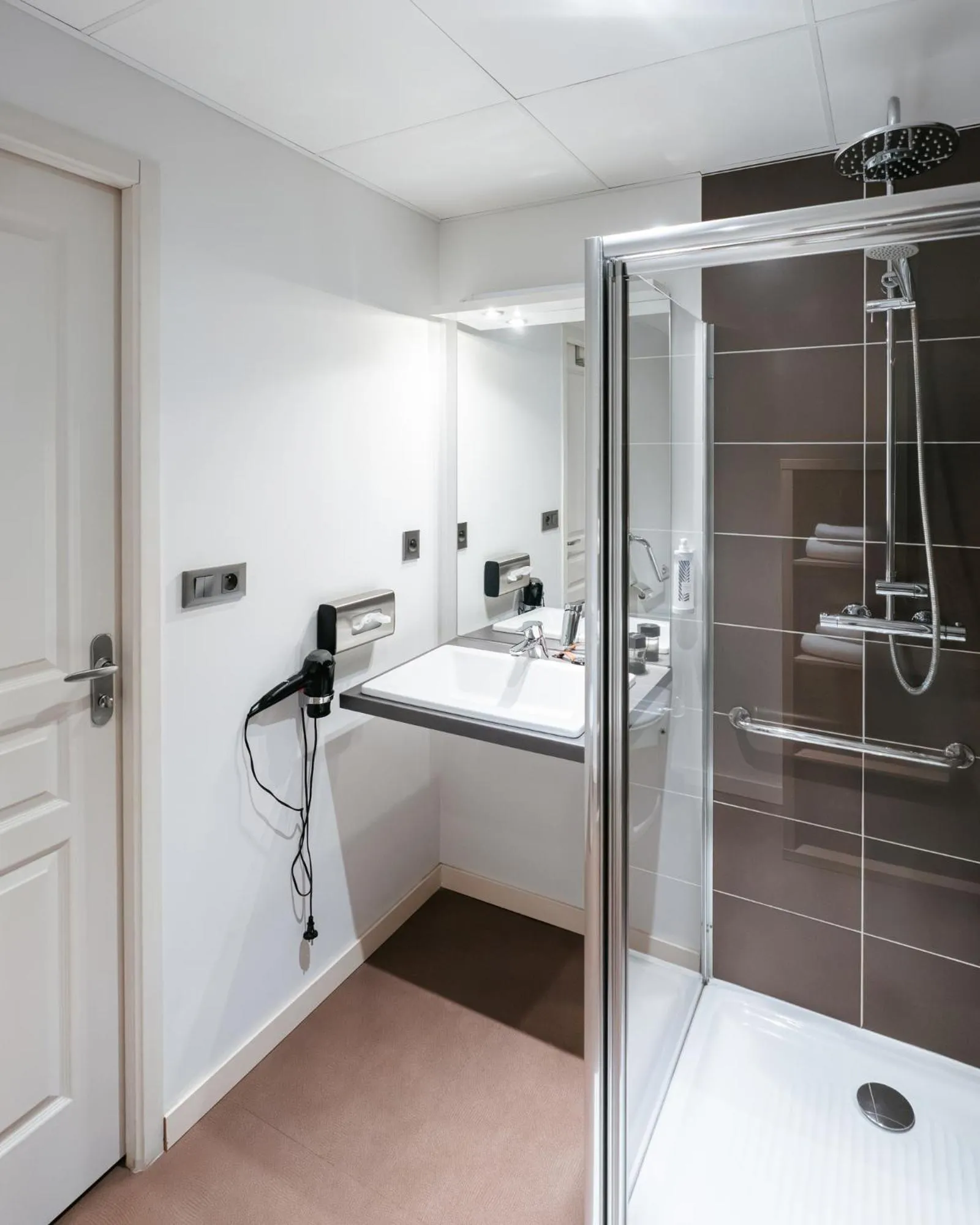 Bathroom in Westotel Life Nantes Carquefou