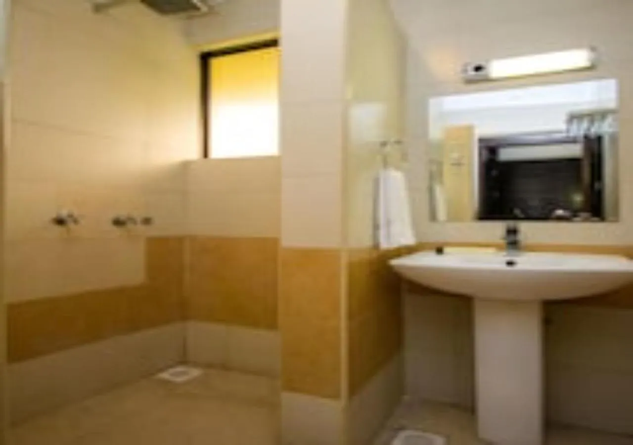 Shower in Eseriani The Hotel