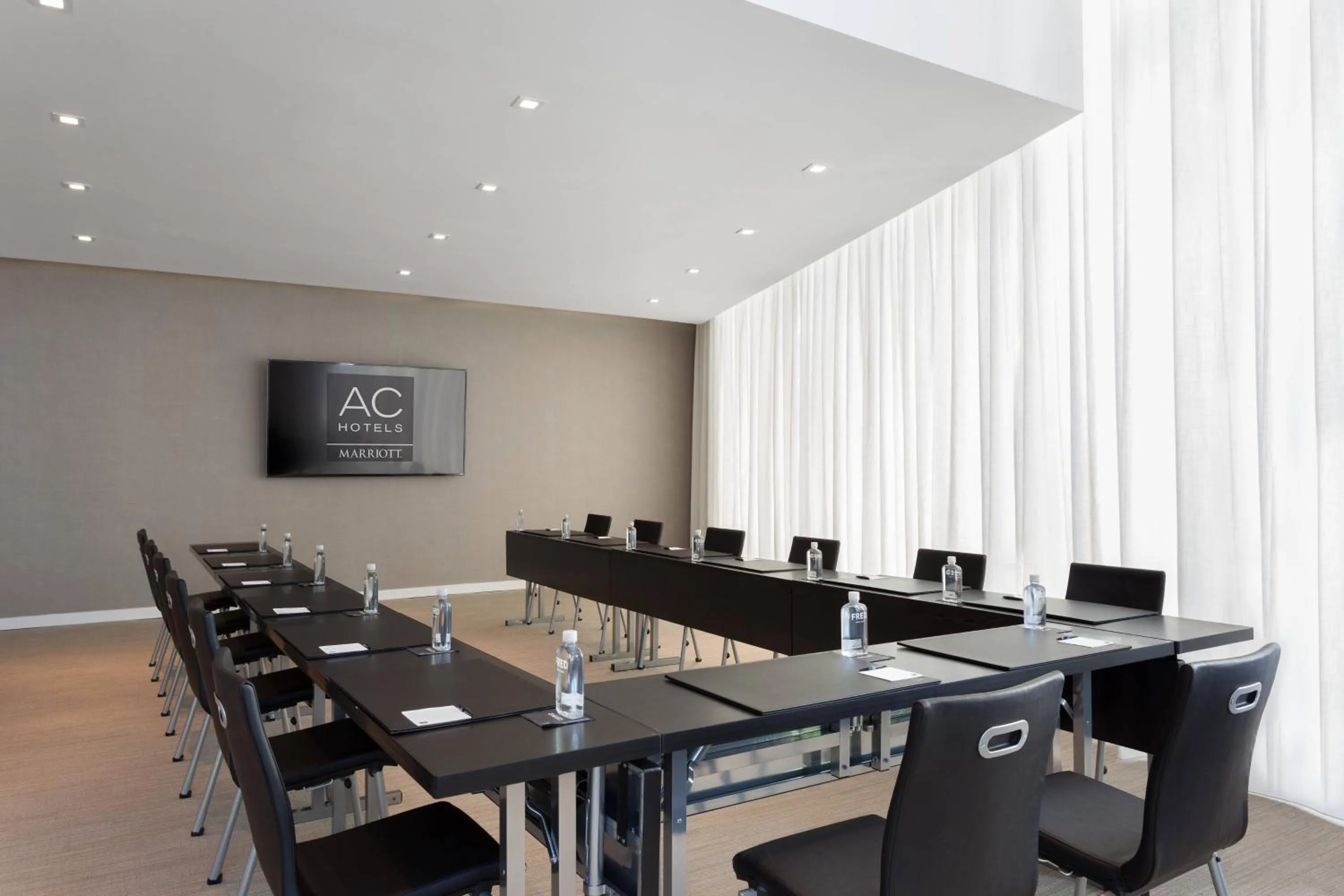 Lounge or bar in AC Hotel by Marriott Miami Beach