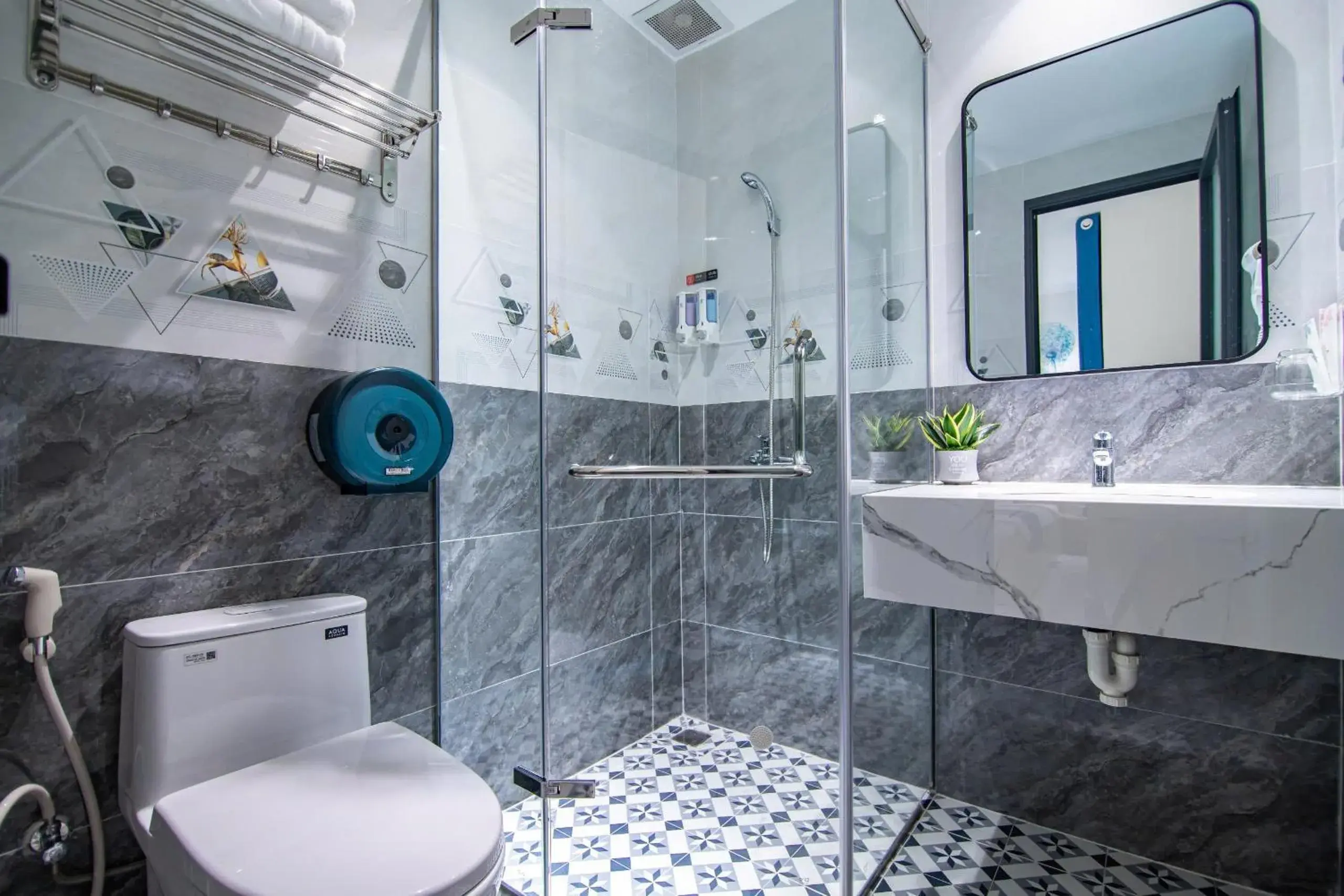 Deluxe Suite in Bin Bin Hotel 14 Near Vstar School D7 Deluxe Suite in Bin Bin Hotel 14 Near Vstar School D7