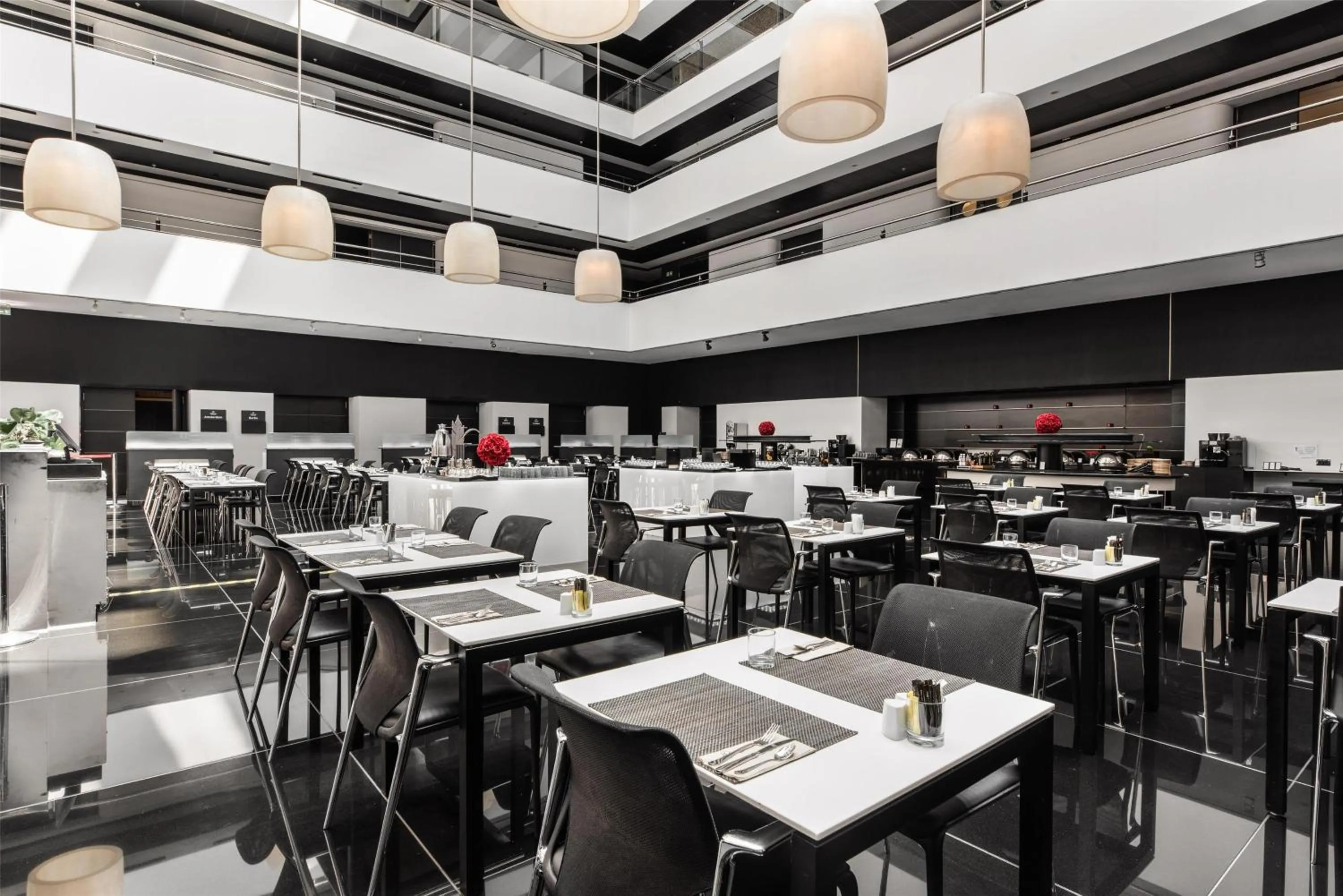 Restaurant/places to eat in Hilton Madrid Airport