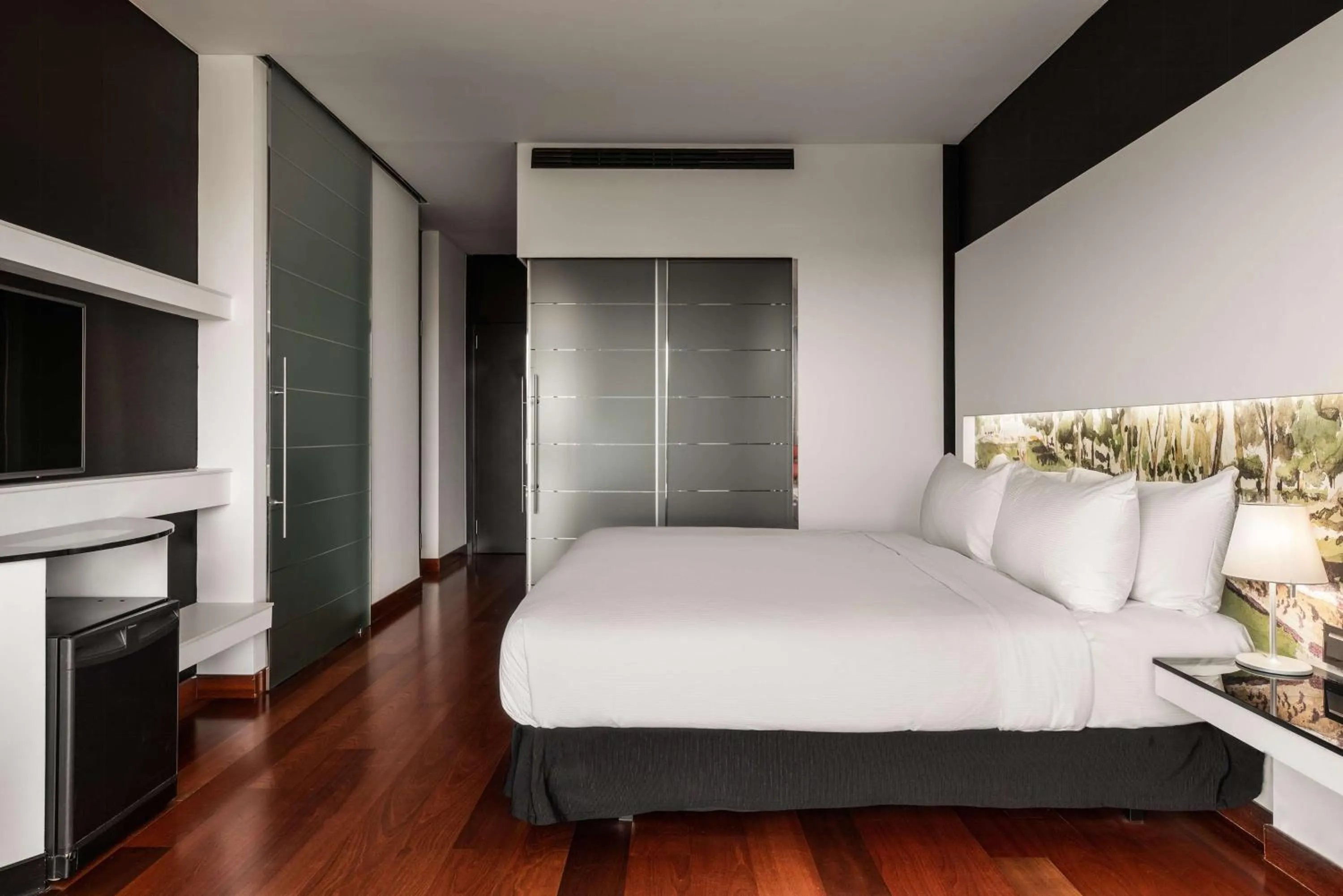 Bed in Hilton Madrid Airport