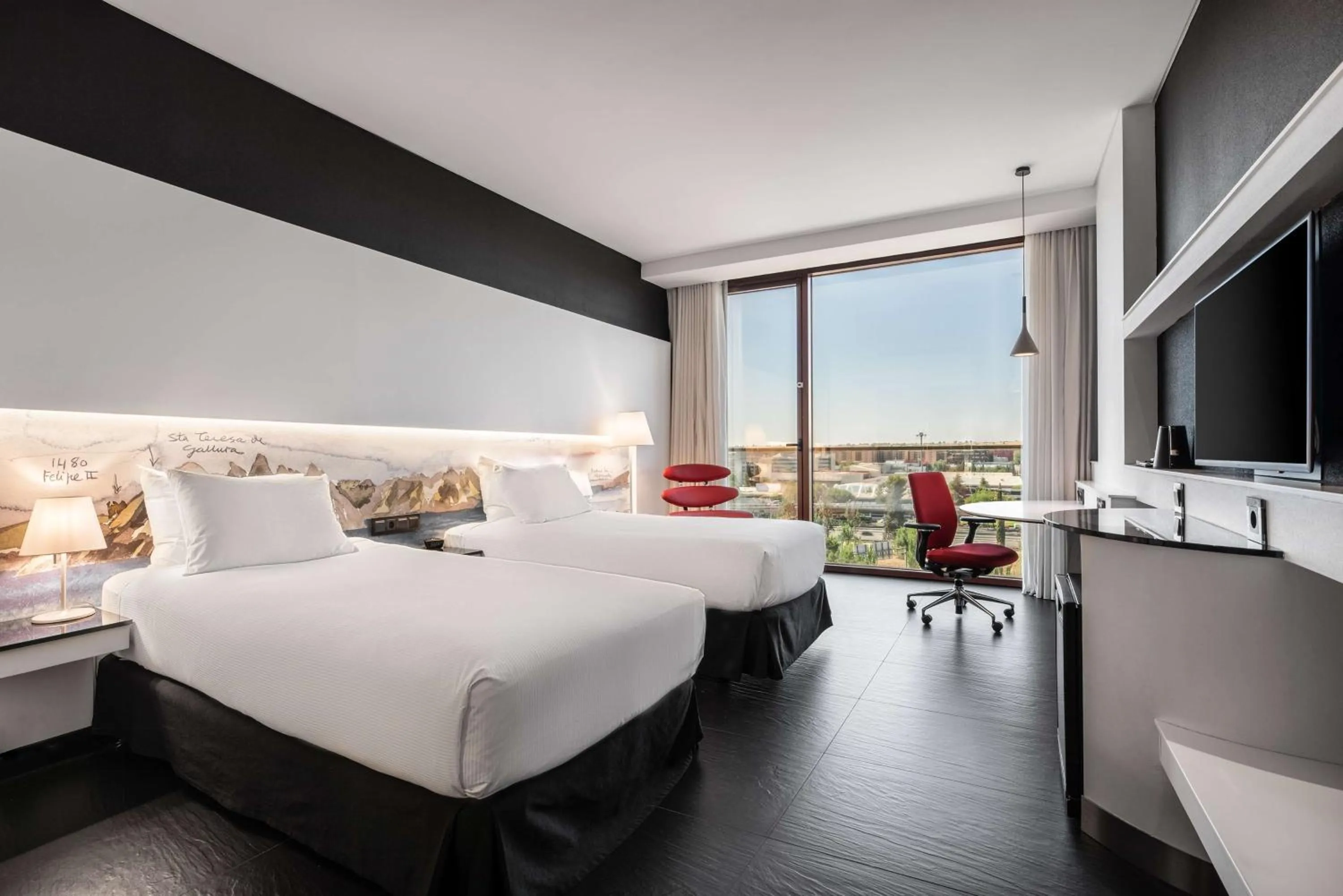 Photo of the whole room, Bed in Hilton Madrid Airport