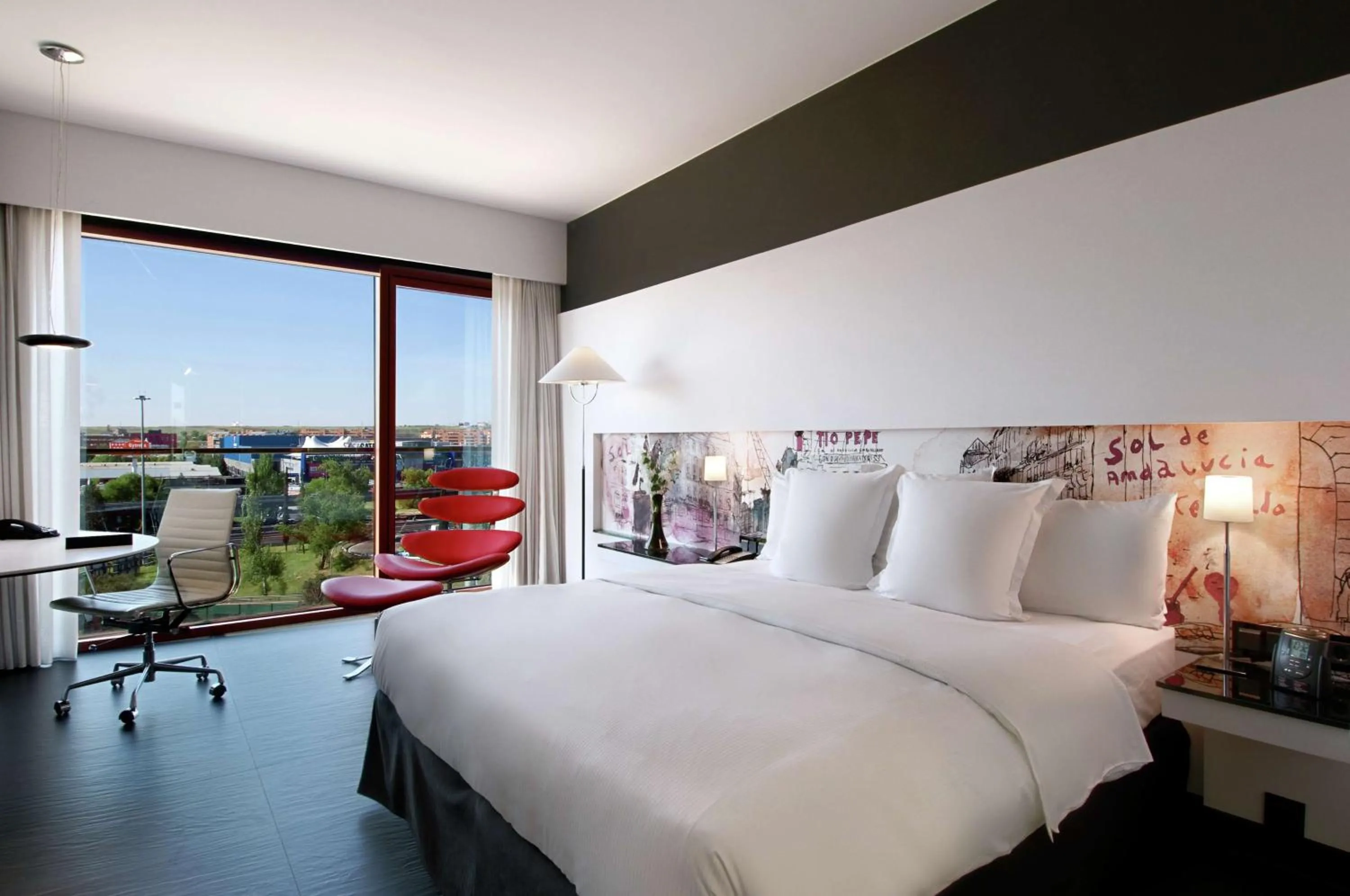 Bedroom, Bed in Hilton Madrid Airport