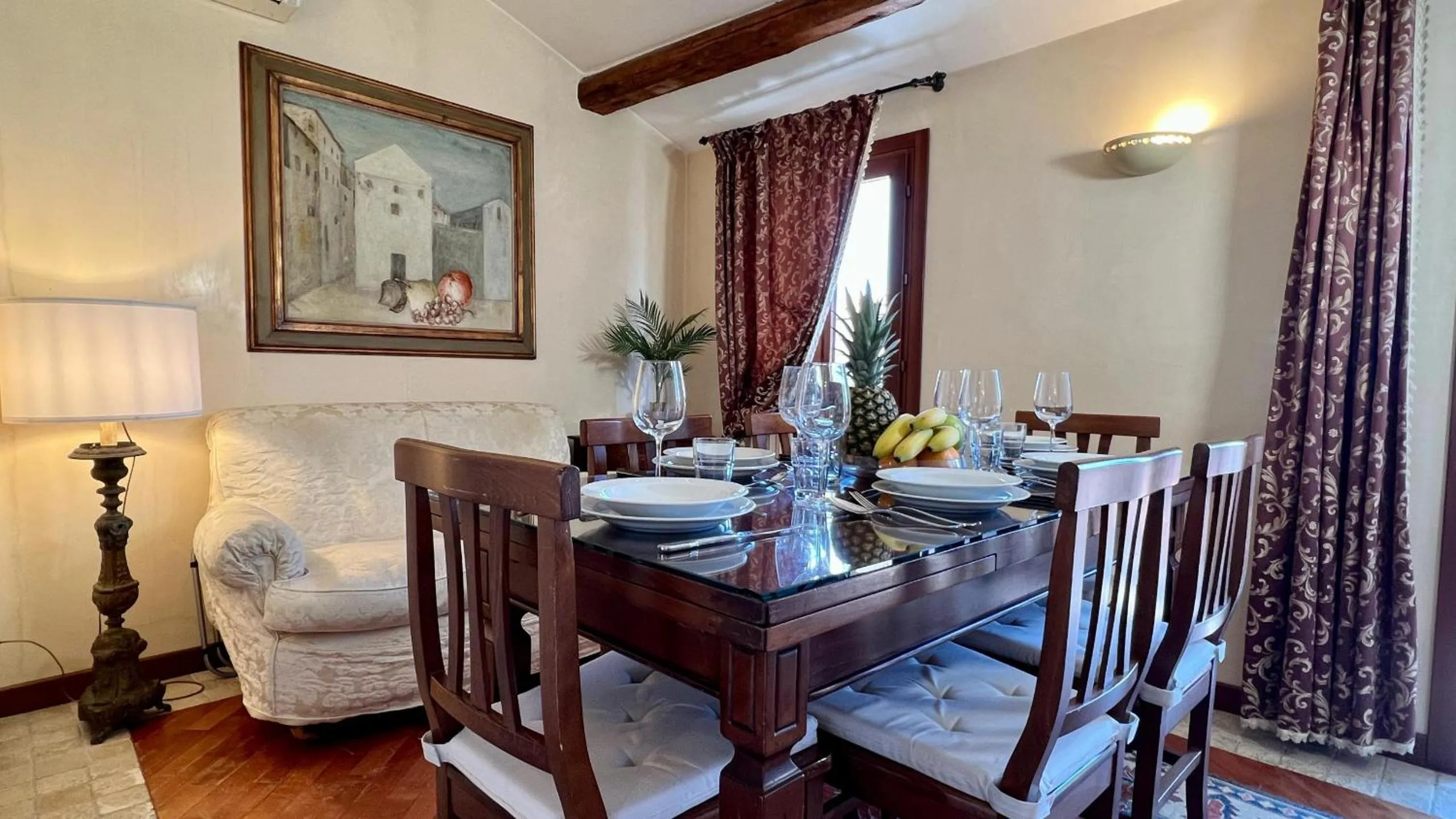 Communal lounge/ TV room in City Apartments Salute-Accademia