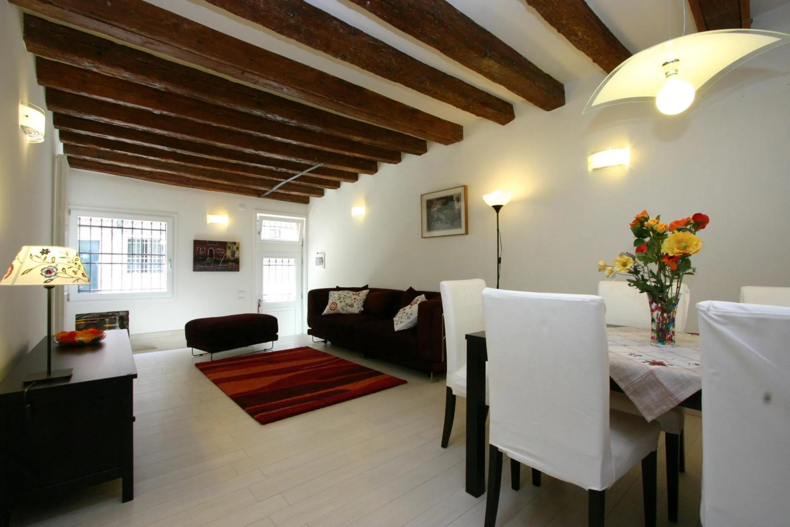 Communal lounge/ TV room in City Apartments Salute-Accademia