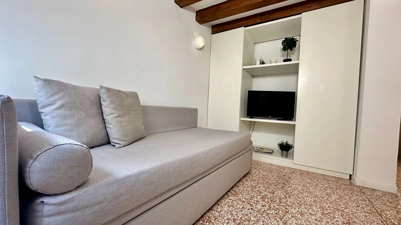 Communal lounge/ TV room in City Apartments Salute-Accademia
