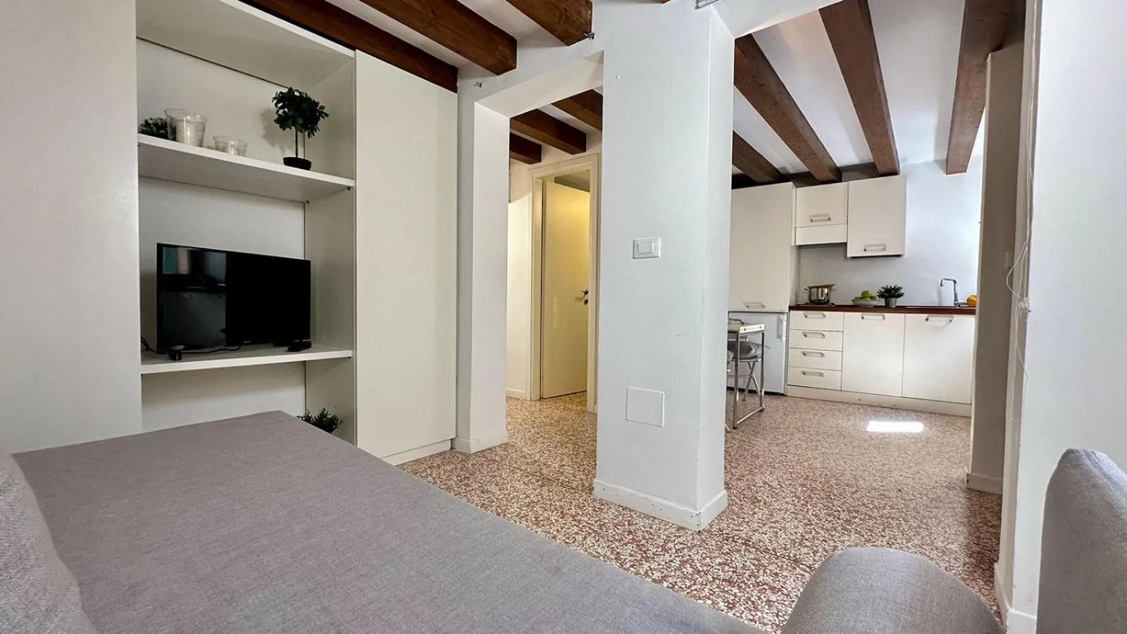 Communal lounge/ TV room in City Apartments Salute-Accademia