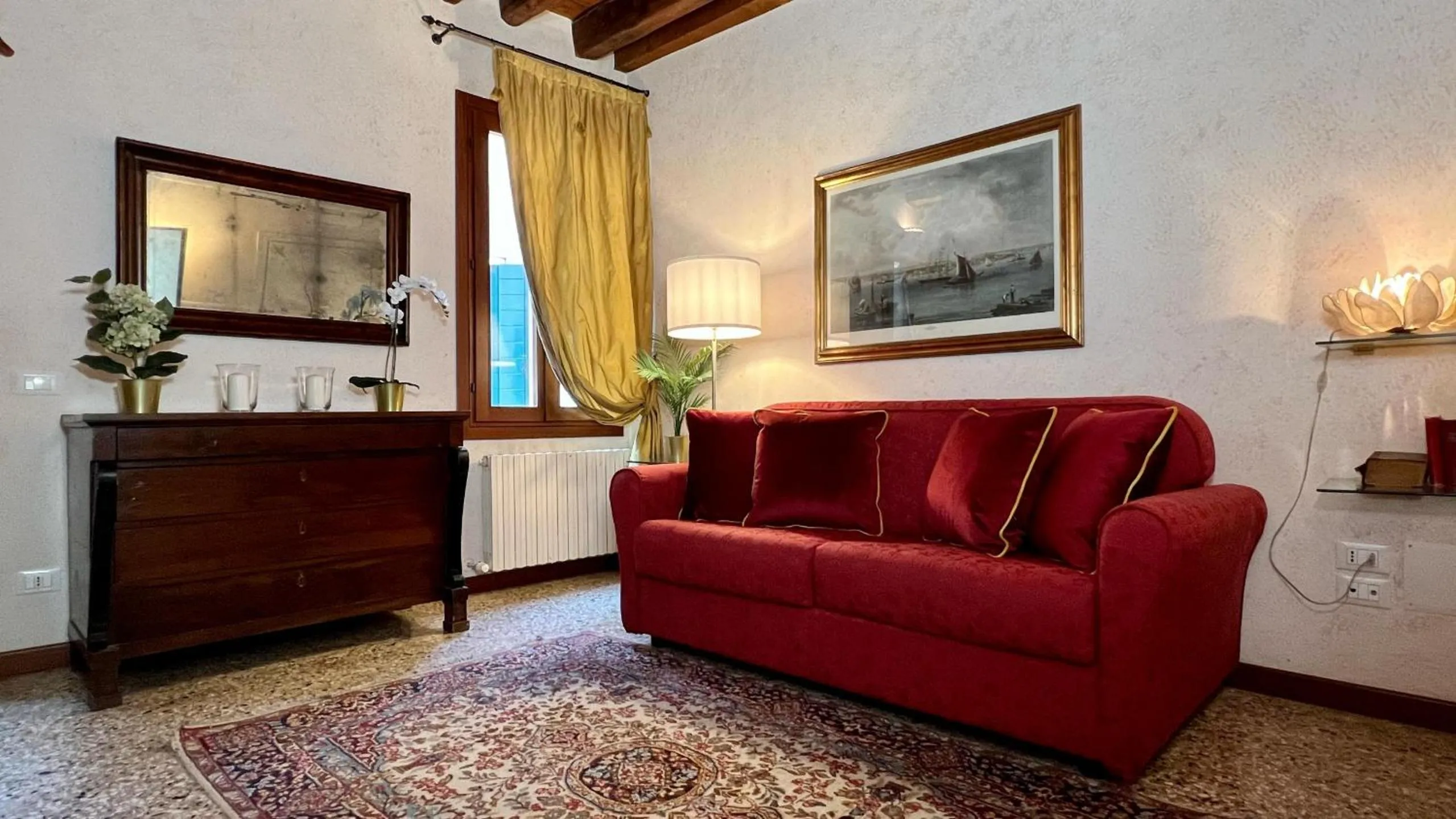 Communal lounge/ TV room in City Apartments Salute-Accademia