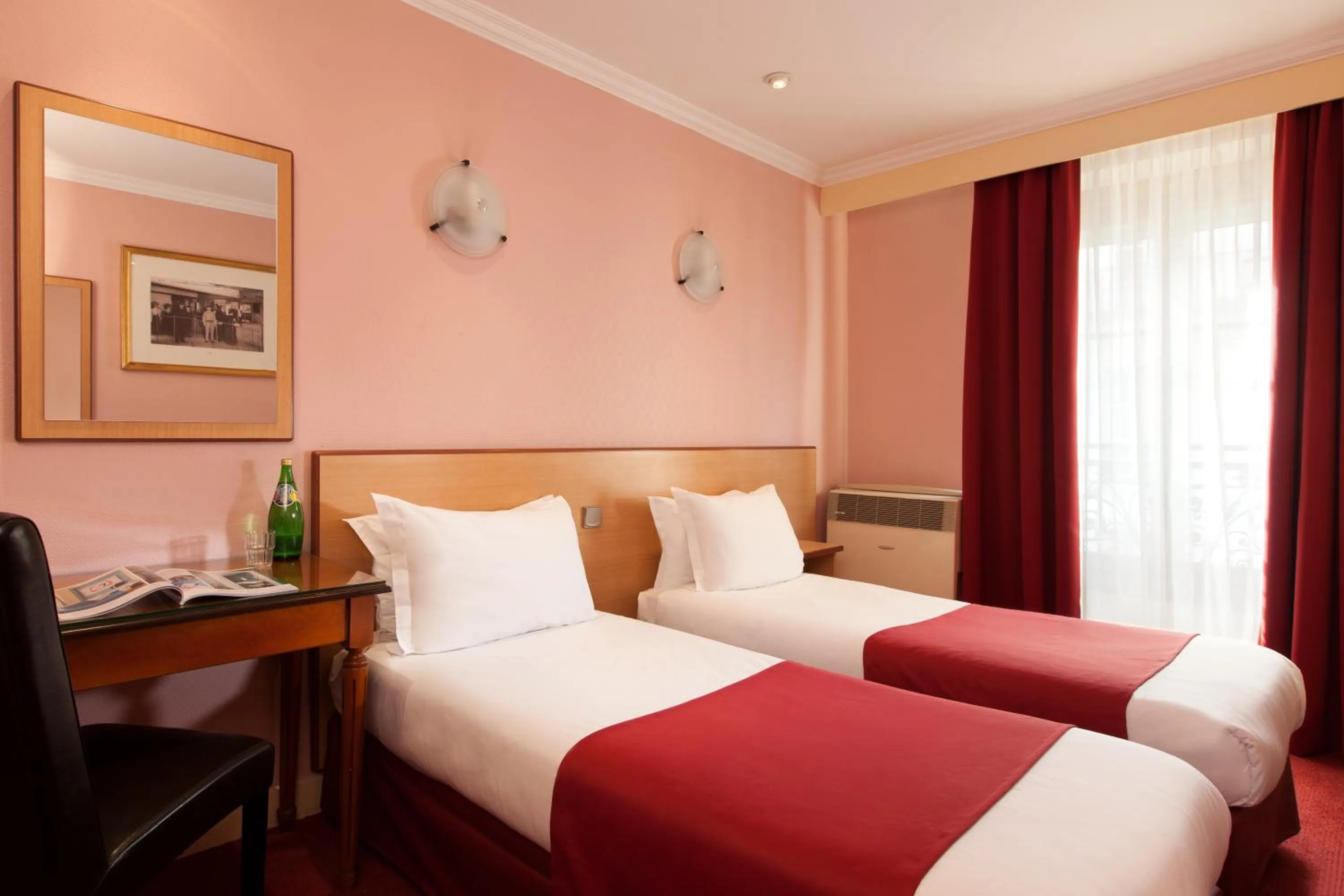 Photo of the whole room, Bed in Grand Hôtel Amelot