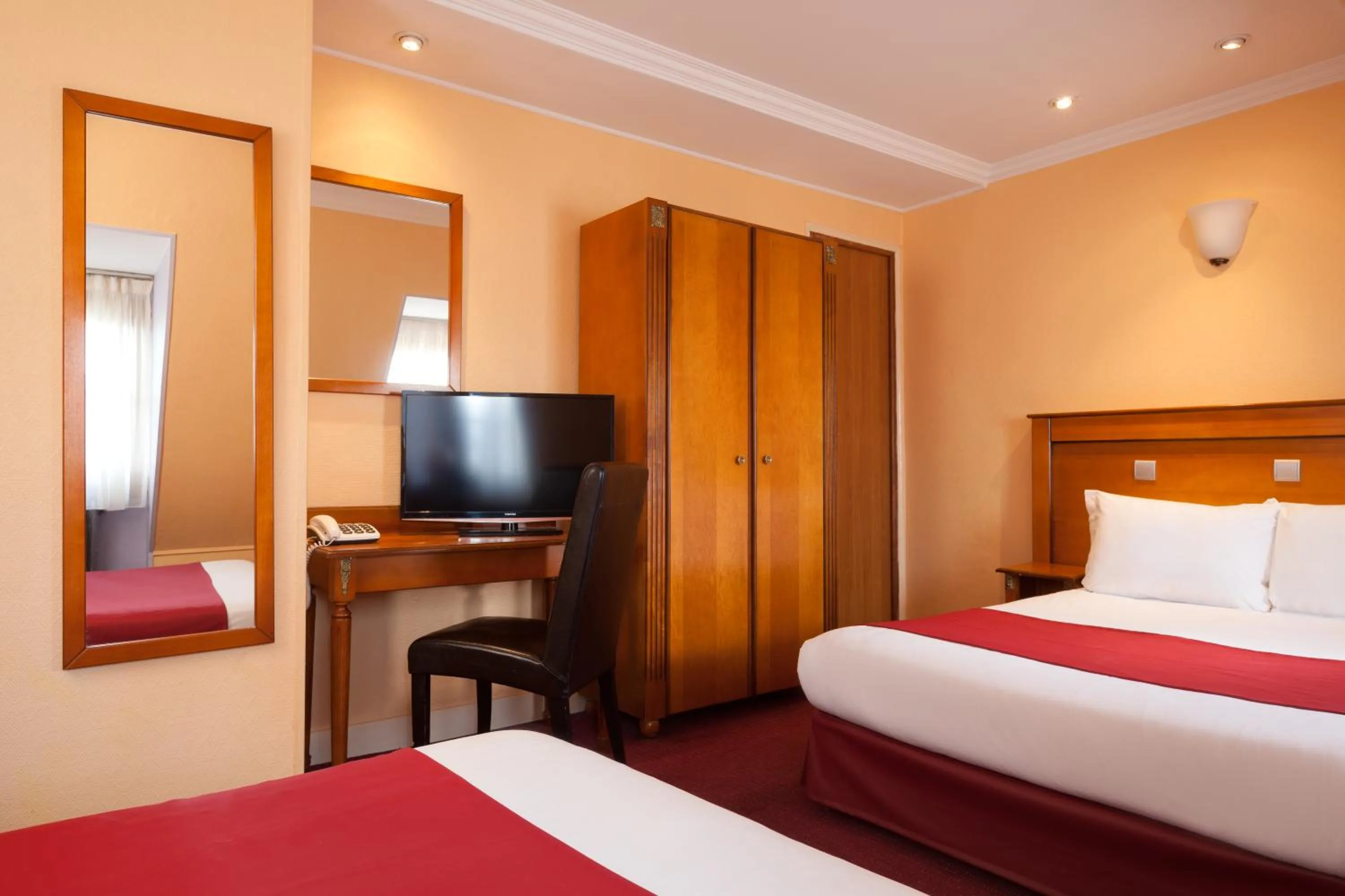 Bedroom, Bed in Grand Hôtel Amelot