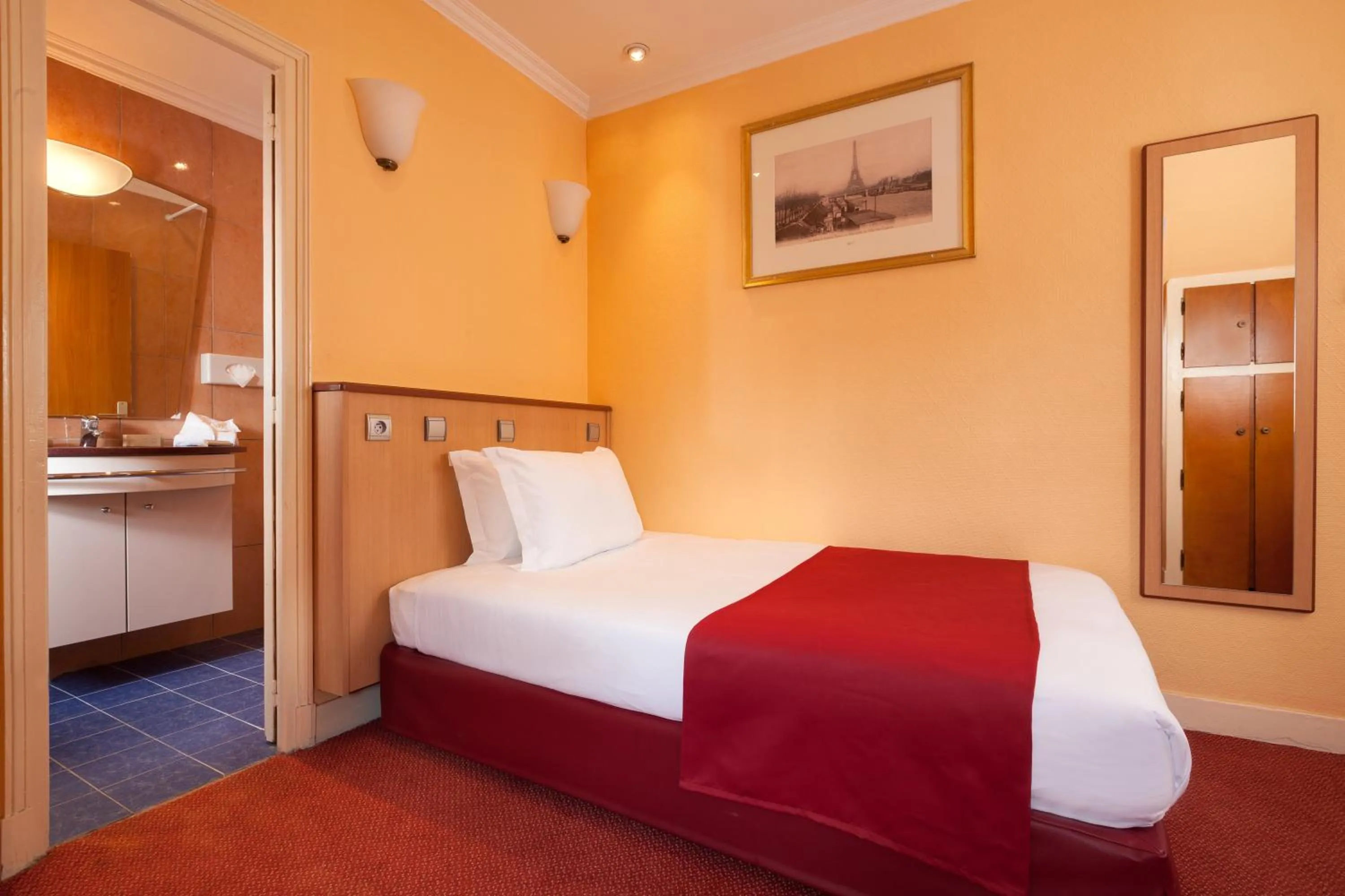 Bedroom, Bed in Grand Hôtel Amelot