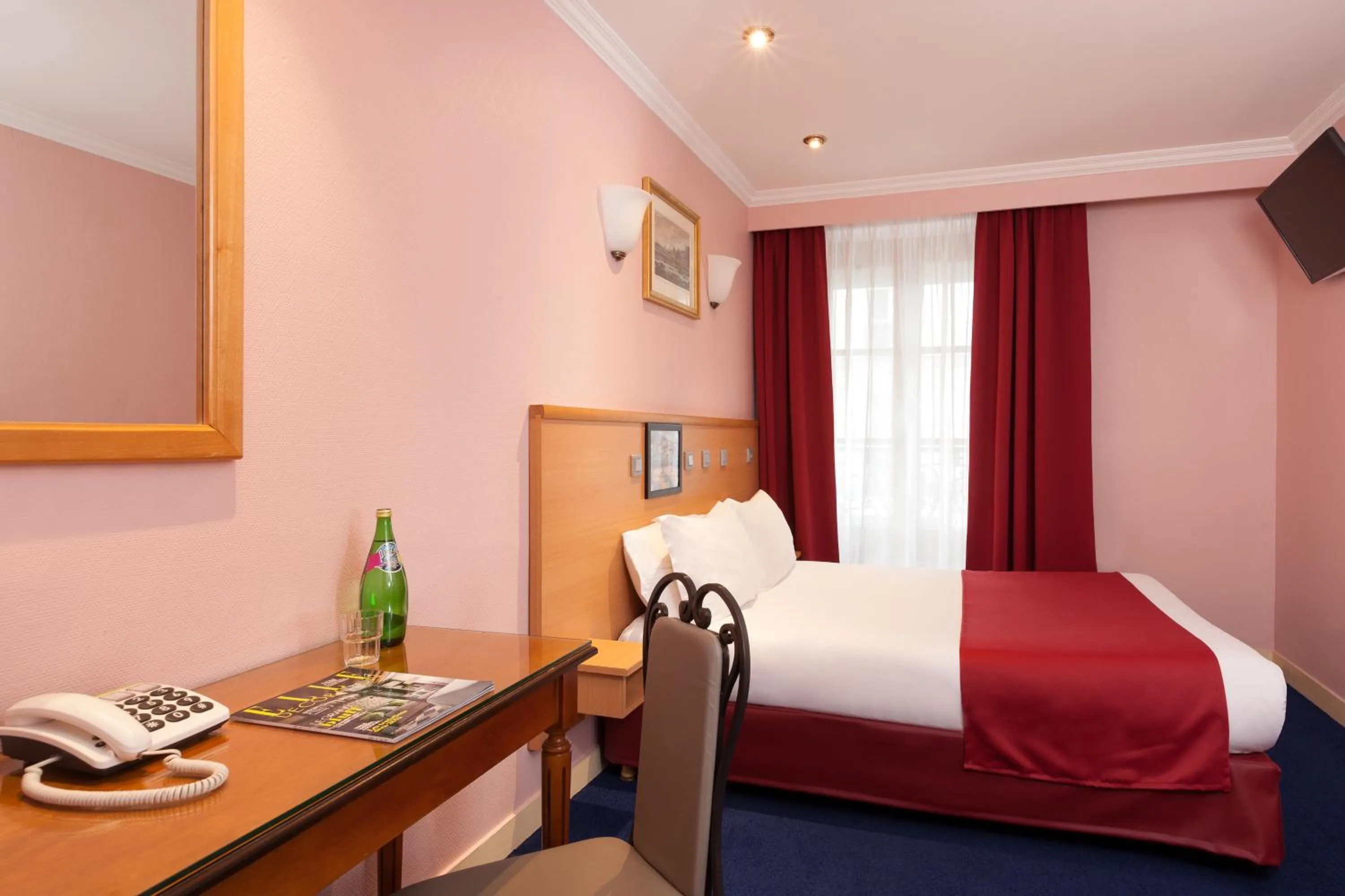 Bedroom, Bed in Grand Hôtel Amelot