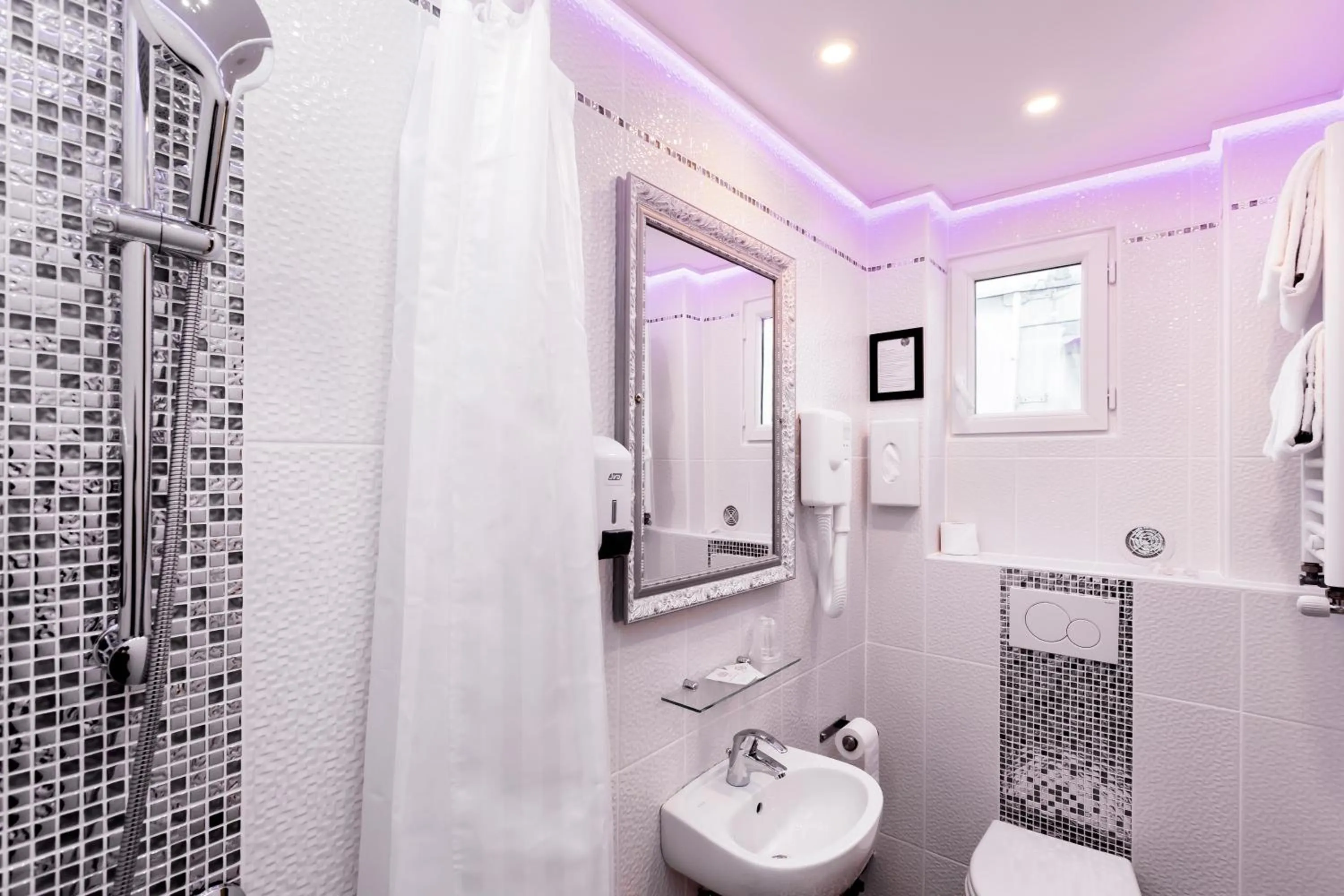 Shower in Grand Hôtel Amelot