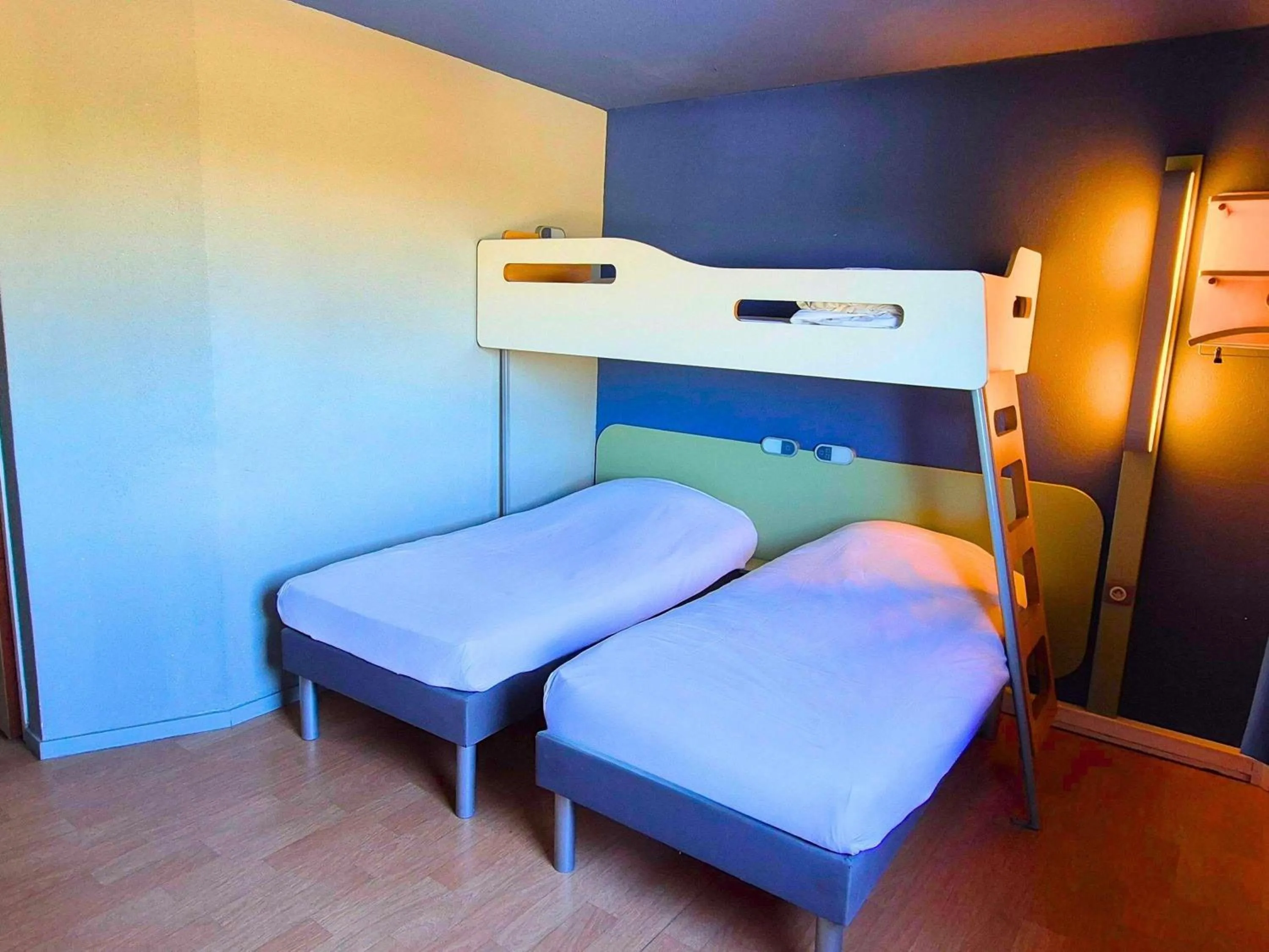 Property building, Bed in Ibis Budget Saint-Martin-de-Crau Porte de Camargue