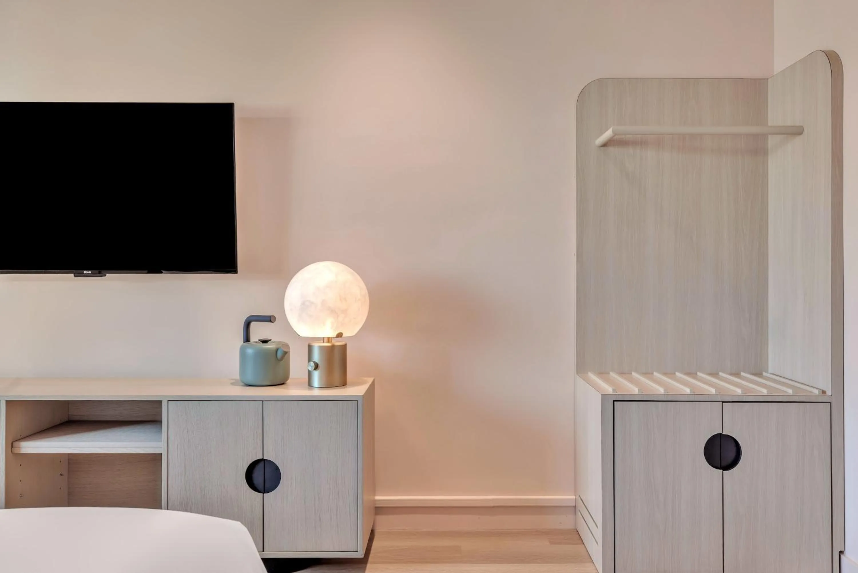 wardrobe, Bed in City Center Hotel By Kasa
