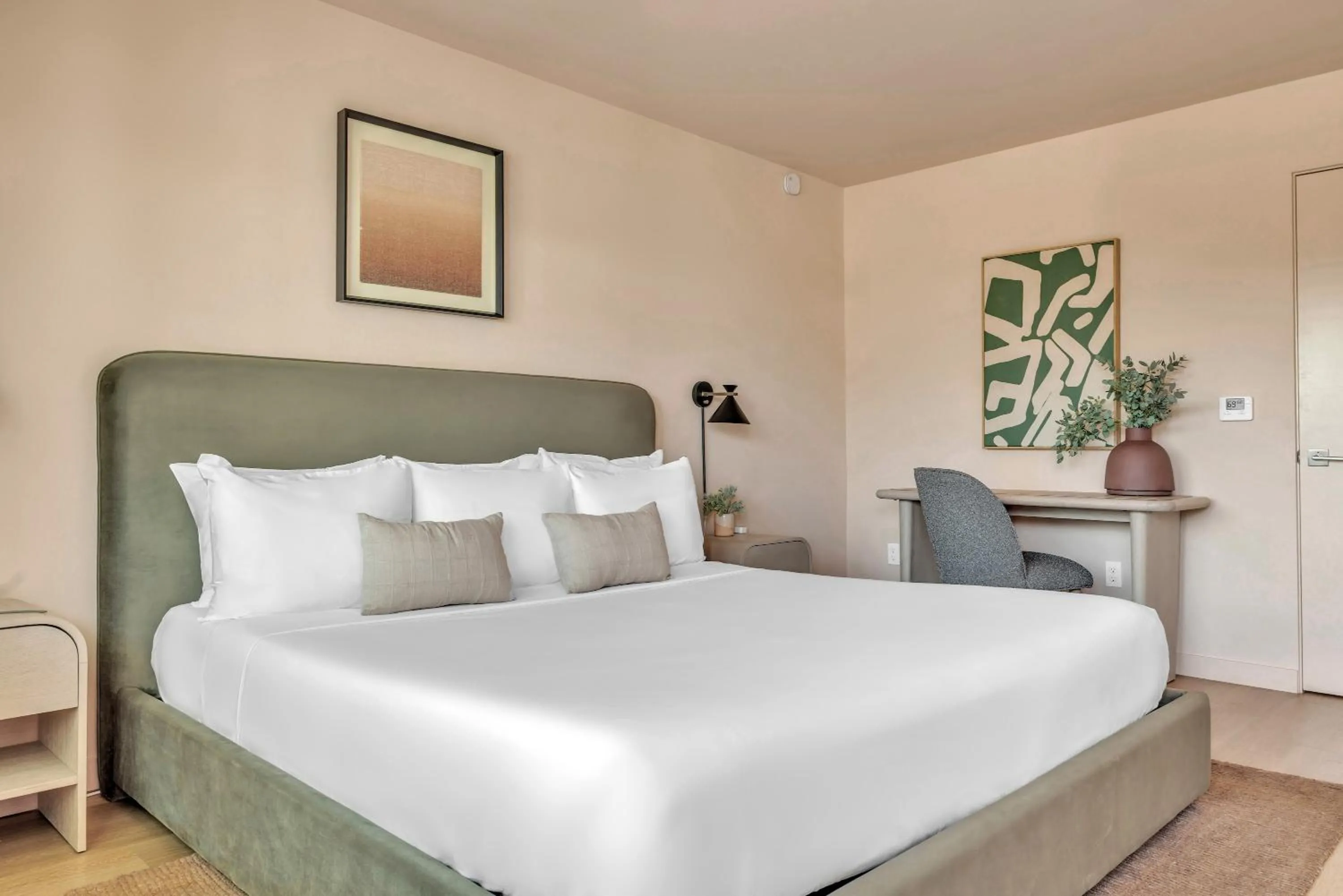 Bedroom, Bed in City Center Hotel By Kasa