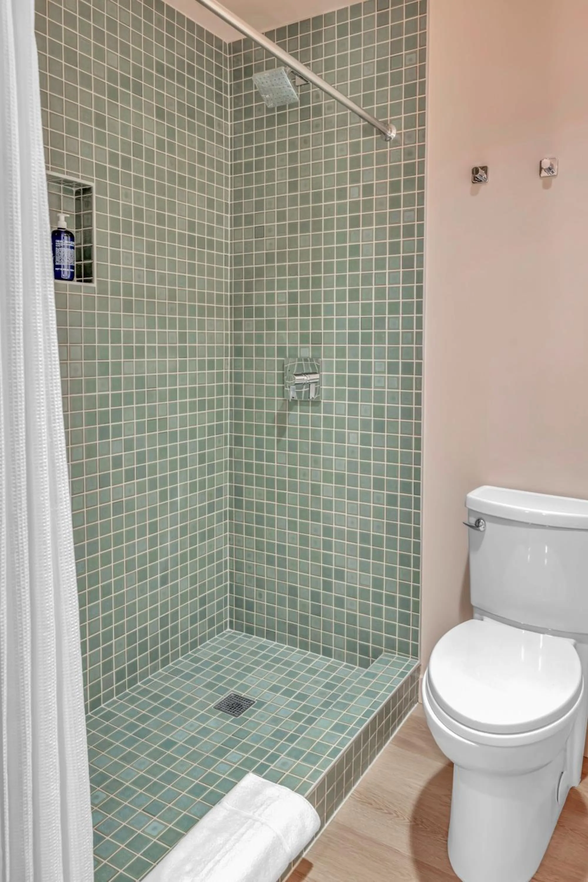 Shower in City Center Hotel By Kasa