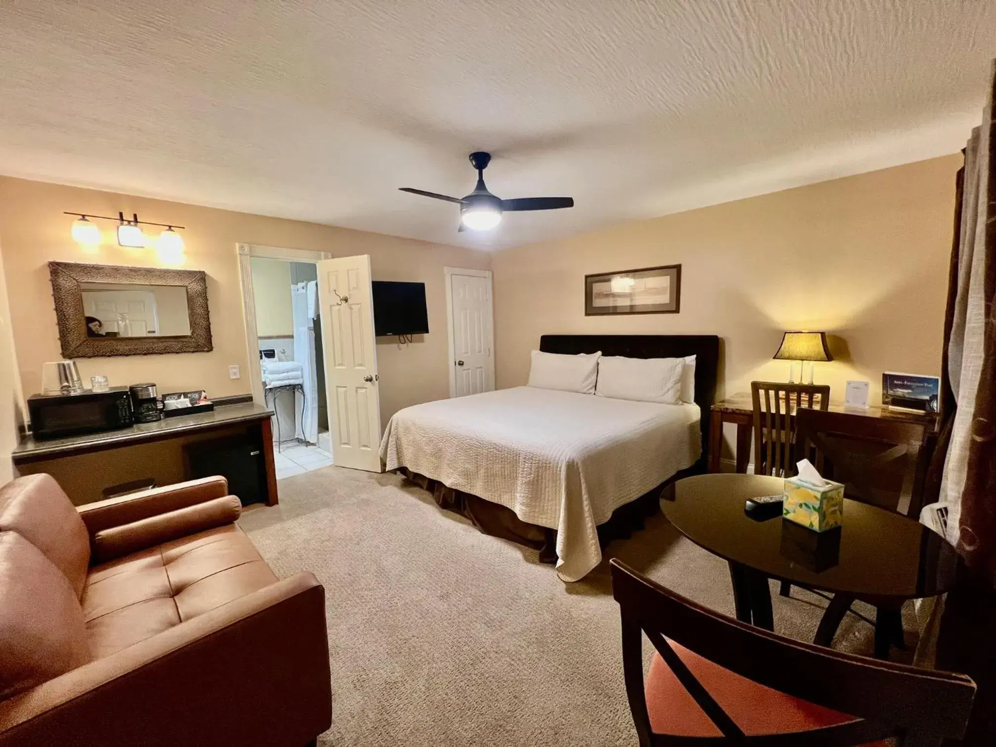 King Room in The Mount Vernon Inn King Room in The Mount Vernon Inn