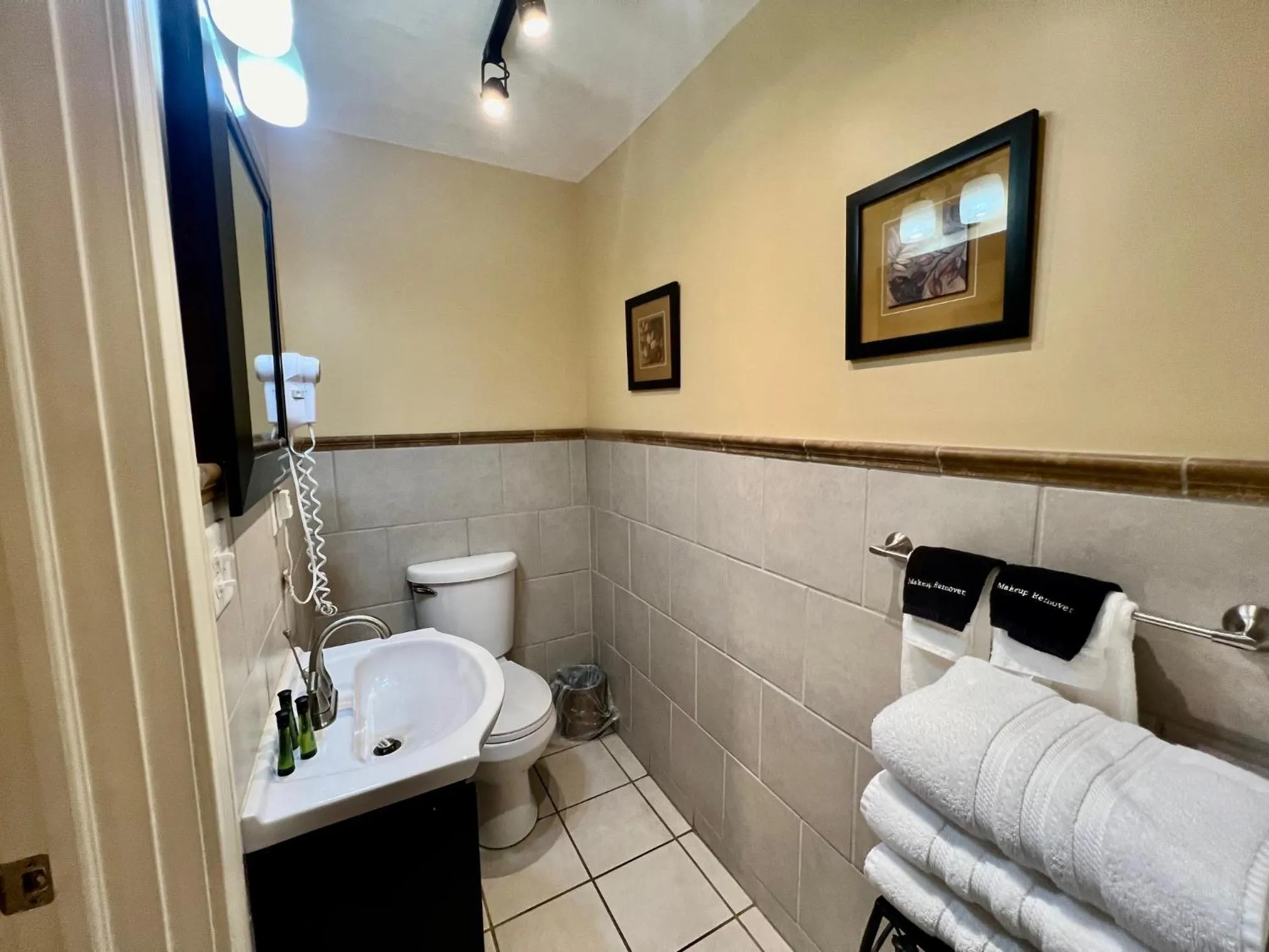 Bed in The Mount Vernon Inn