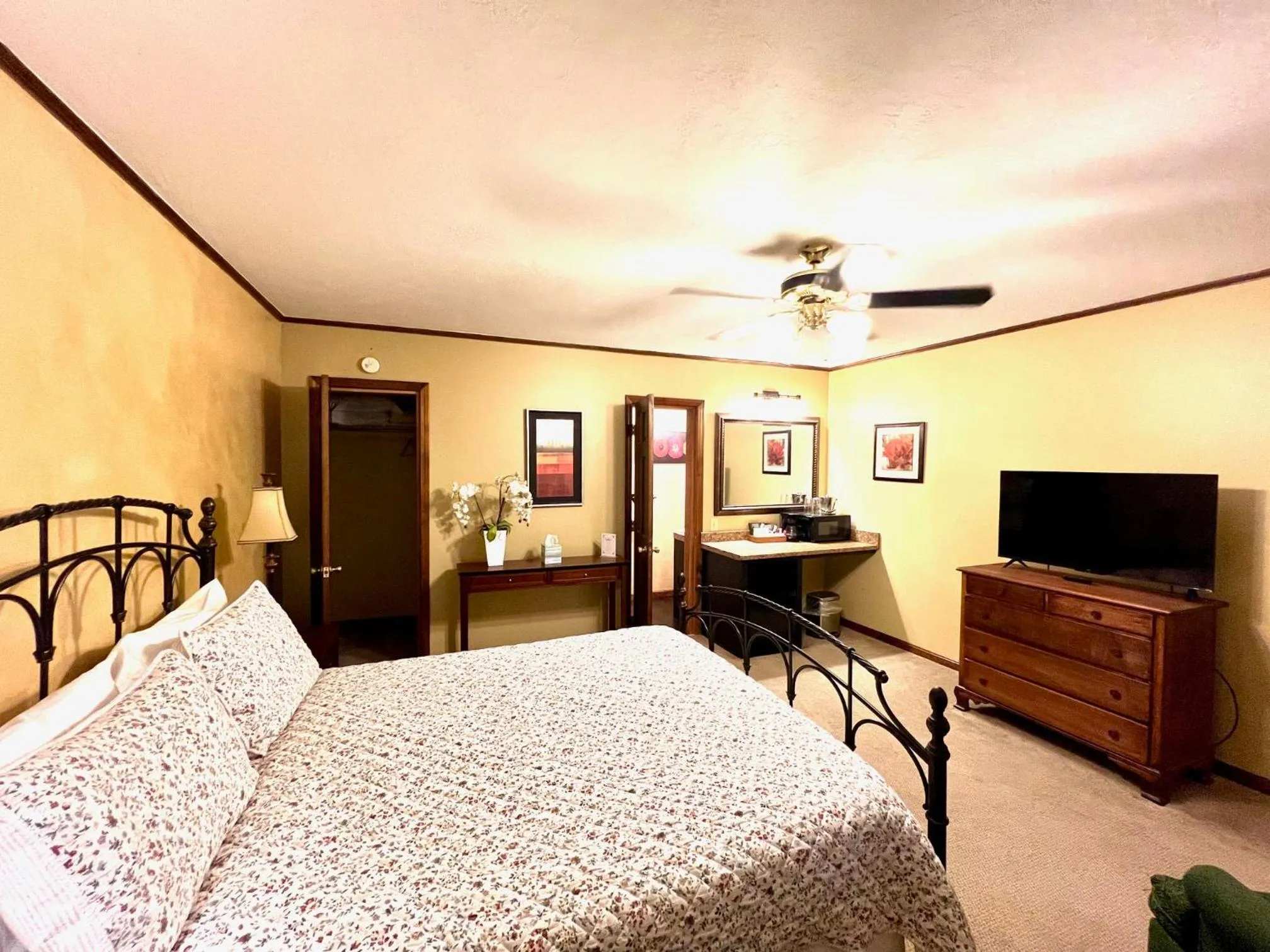 Photo of the whole room, Bed in The Mount Vernon Inn