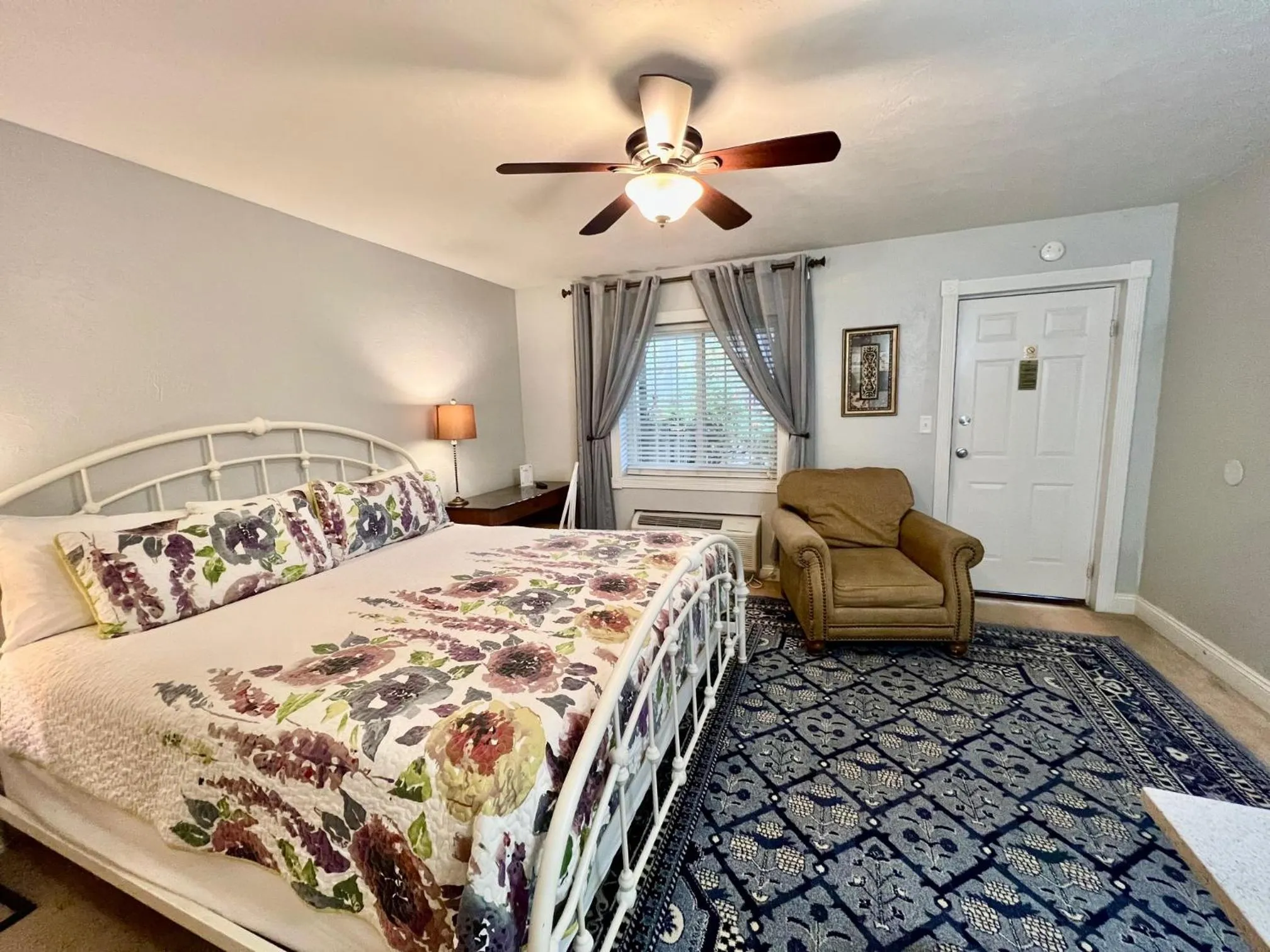 Bed in The Mount Vernon Inn