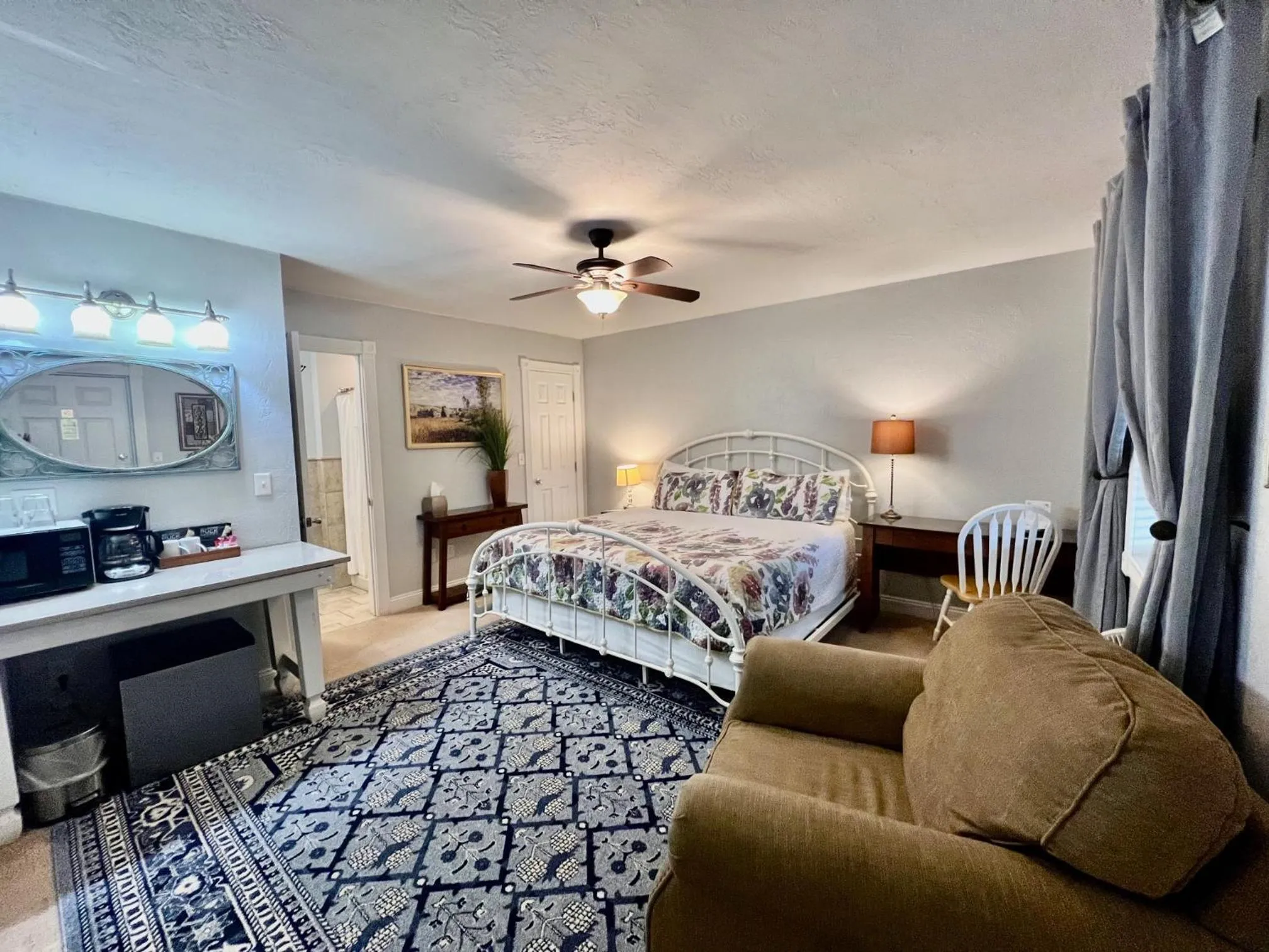 Bed in The Mount Vernon Inn