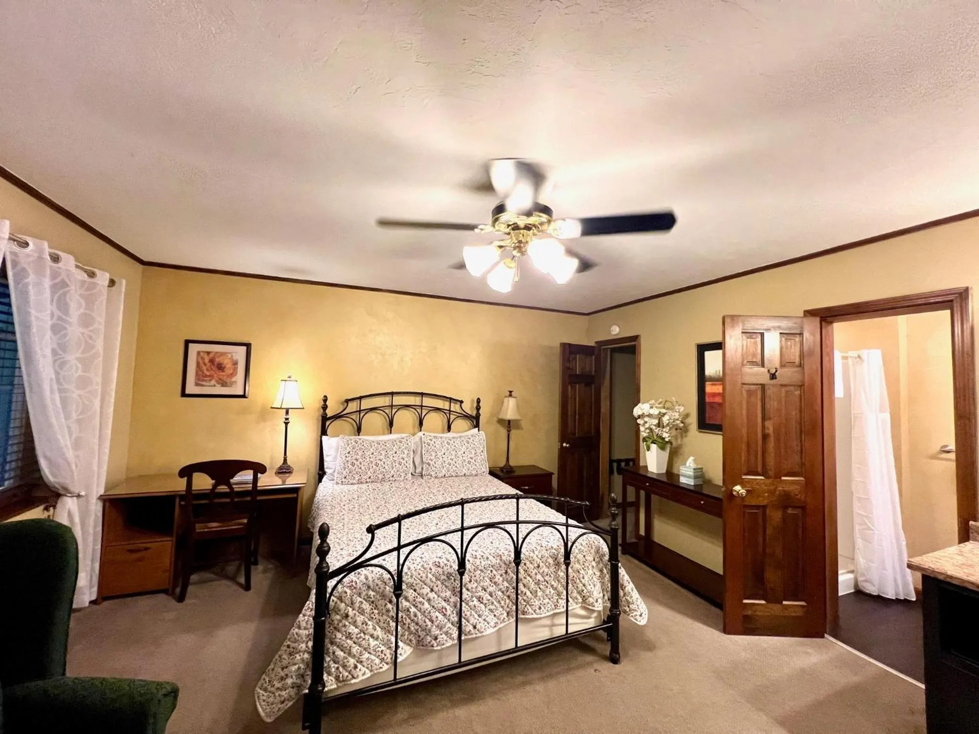 Photo of the whole room, Bed in The Mount Vernon Inn