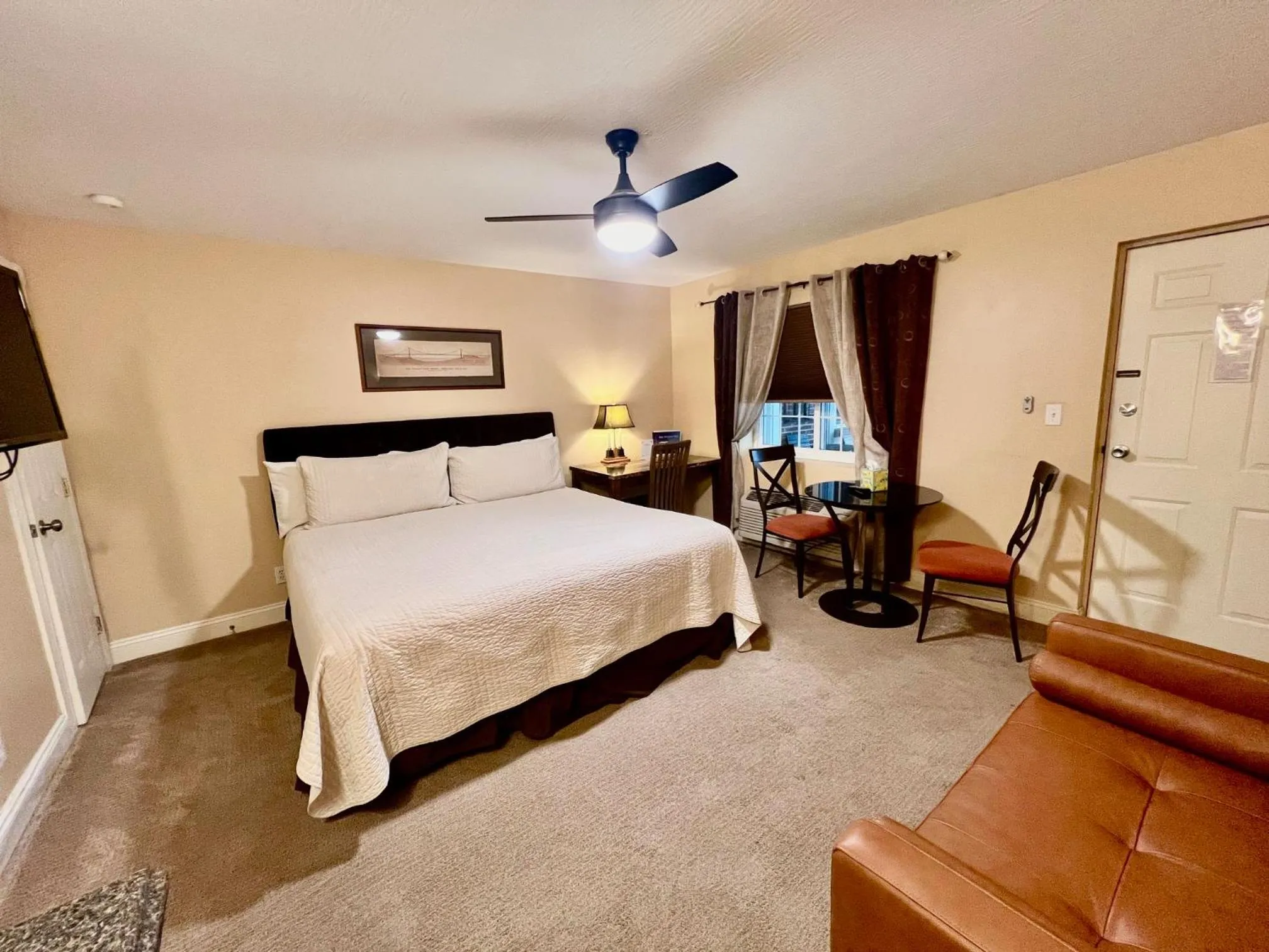 Bed in The Mount Vernon Inn