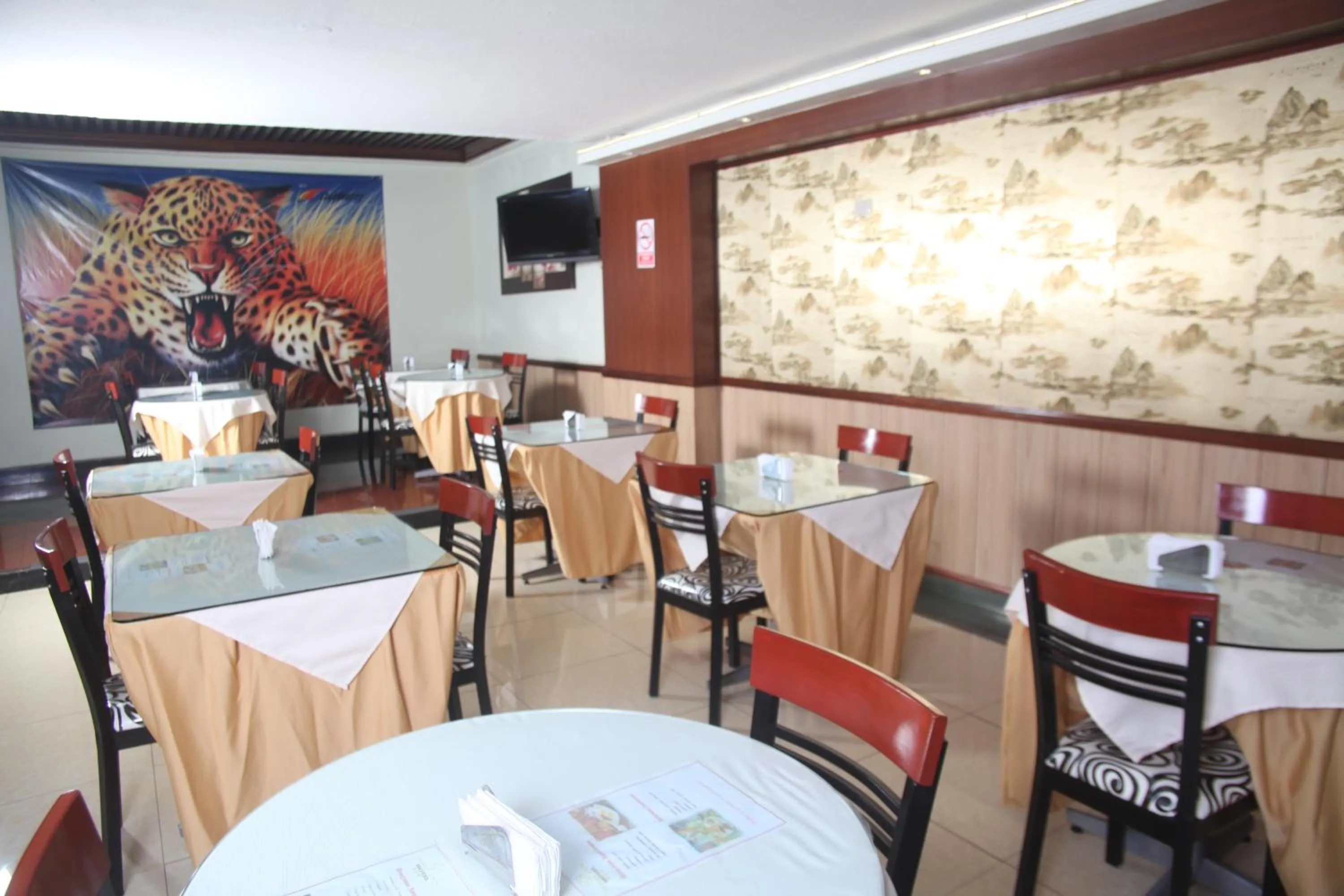 Restaurant/places to eat in Hotel Oro Inn