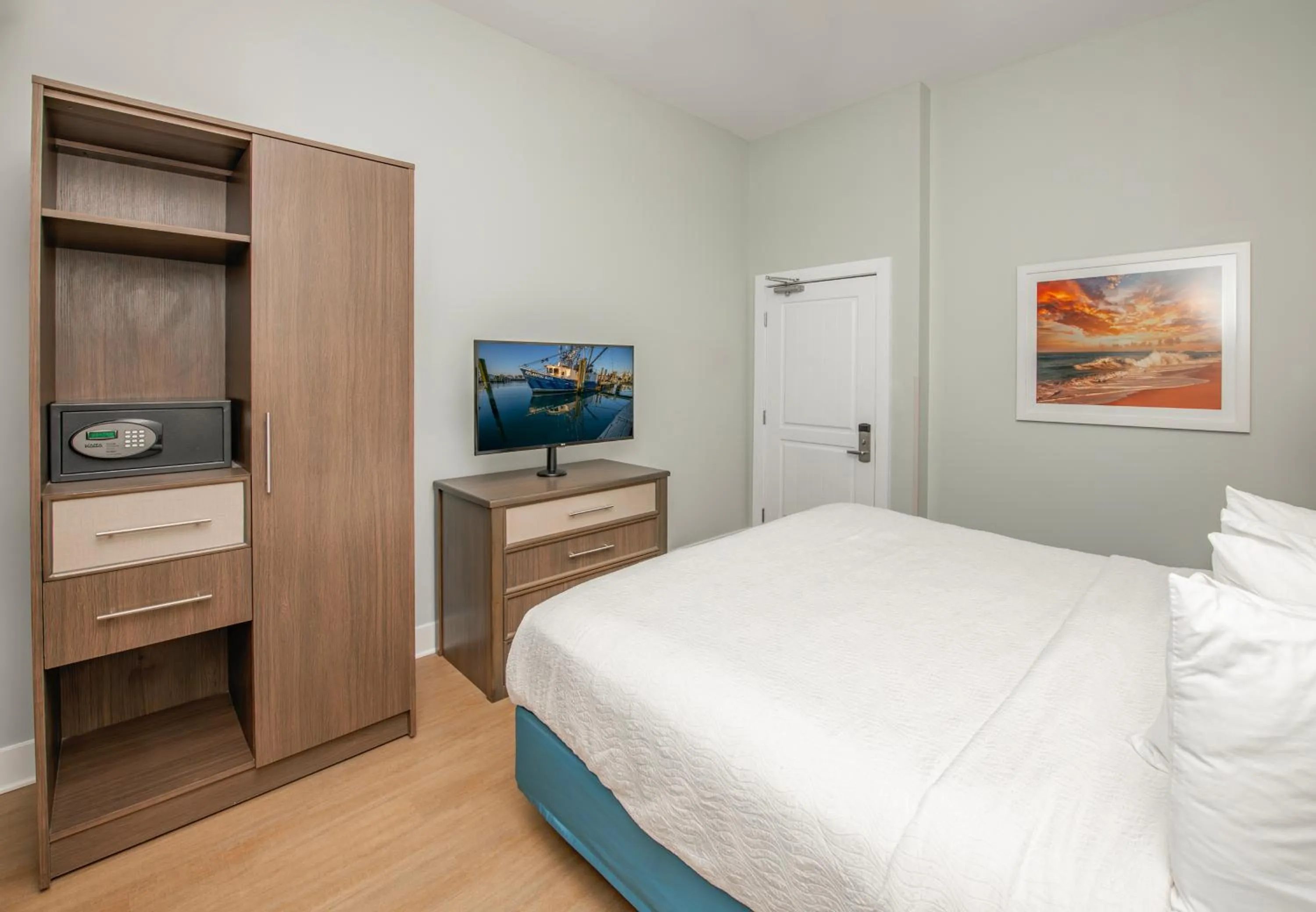 Bed in Commander Hotel & Suites