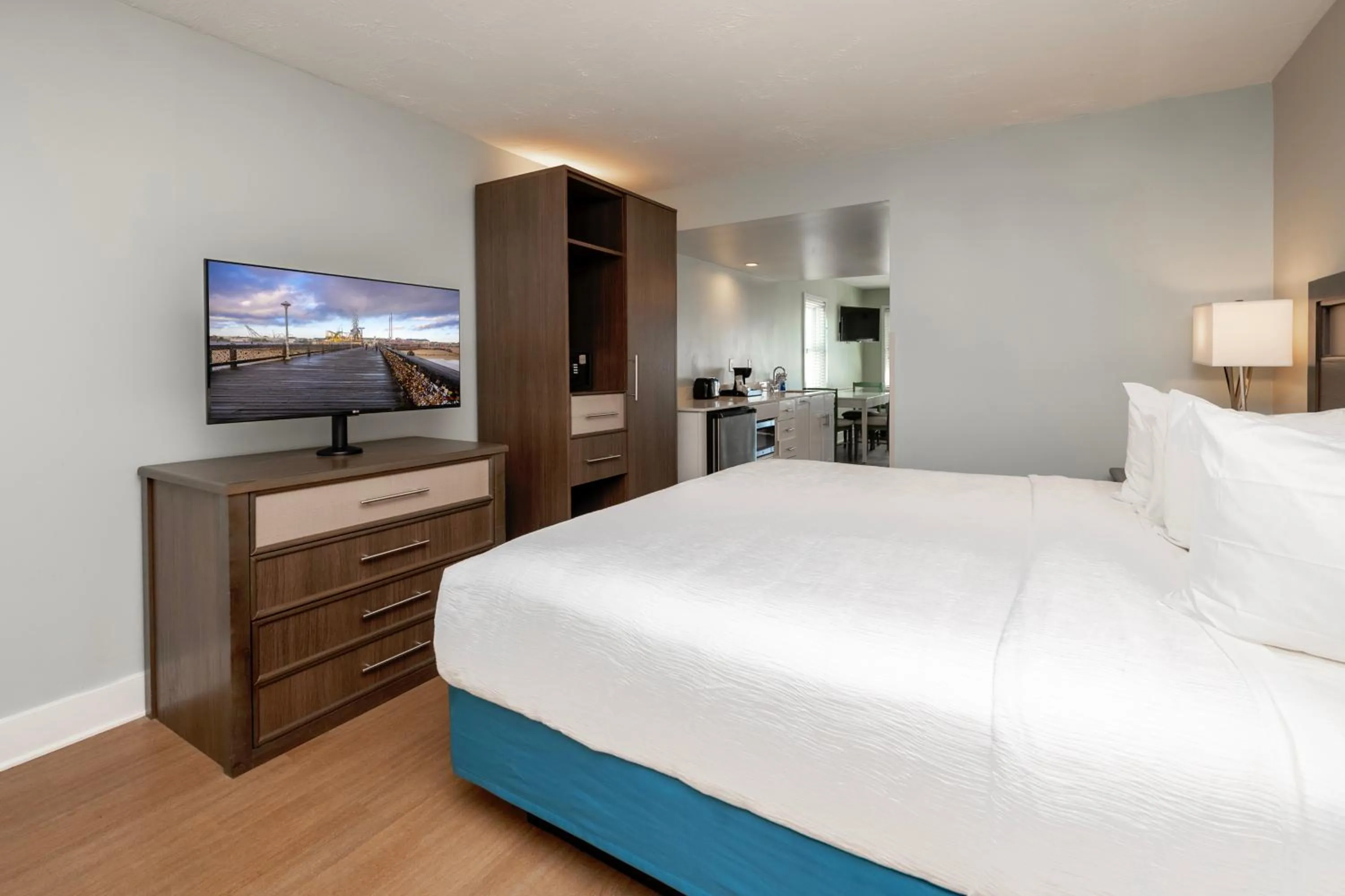 Bed in Commander Hotel & Suites