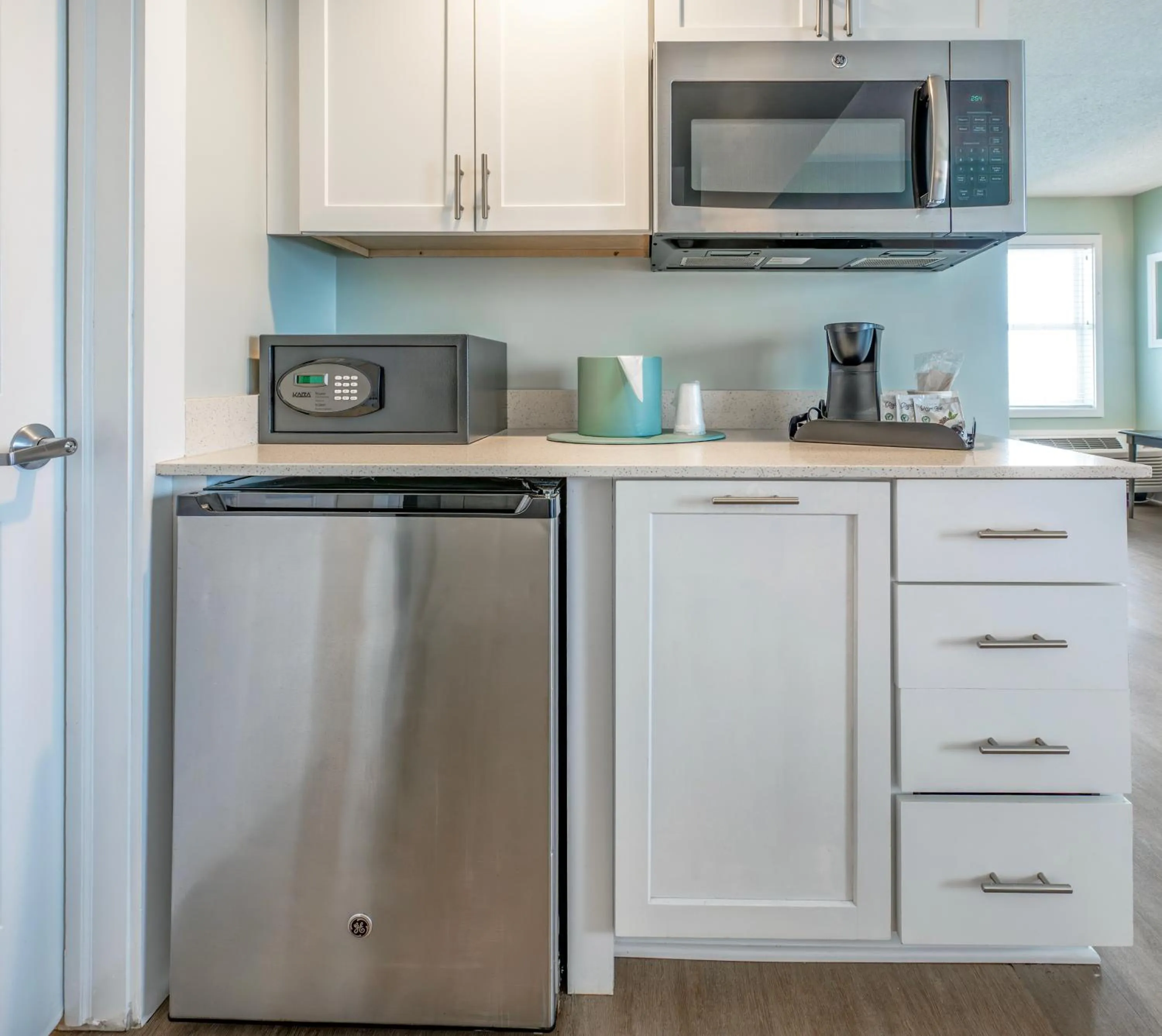 Coffee/tea facilities in Commander Hotel & Suites