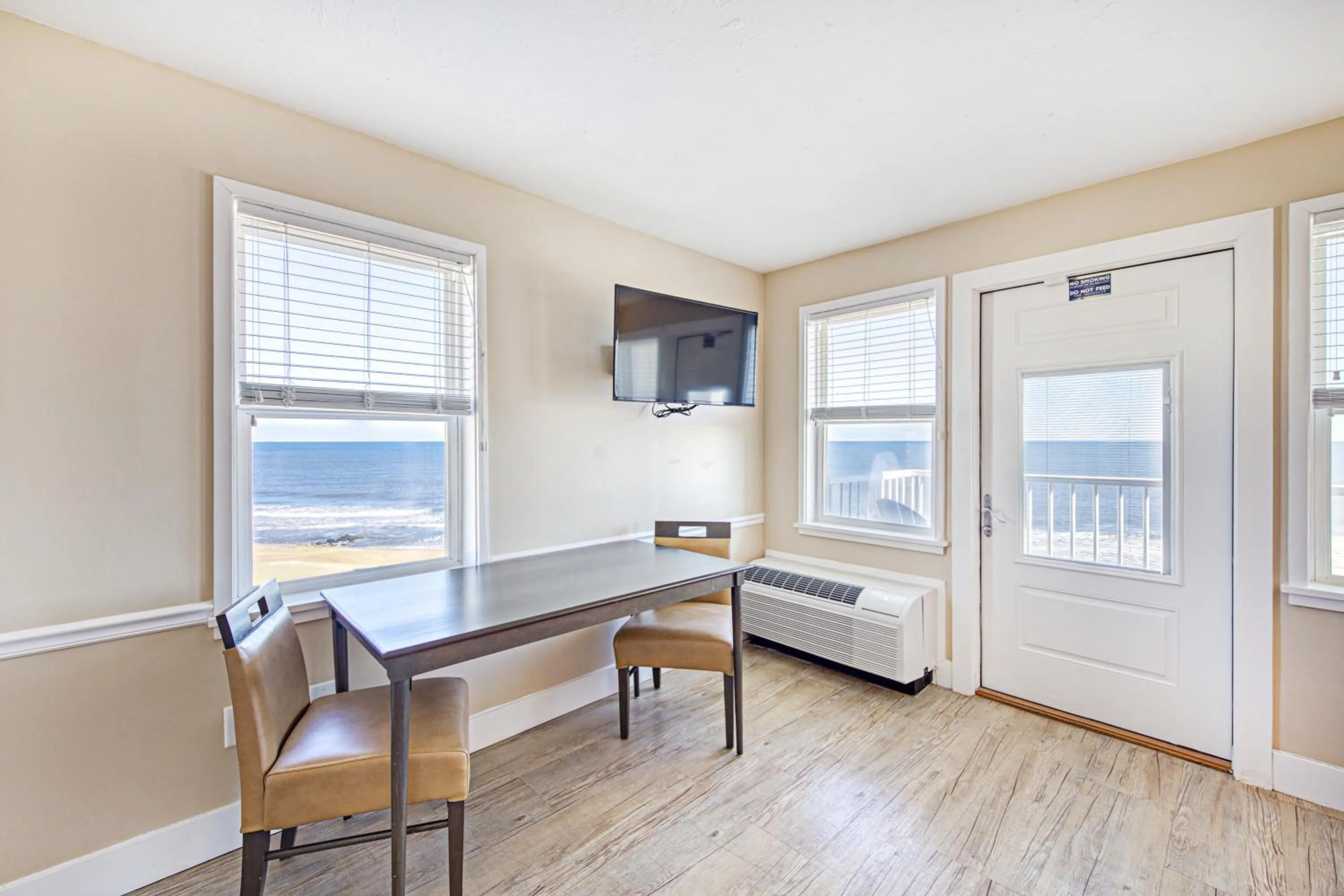 Seating area, Bed in Commander Hotel & Suites