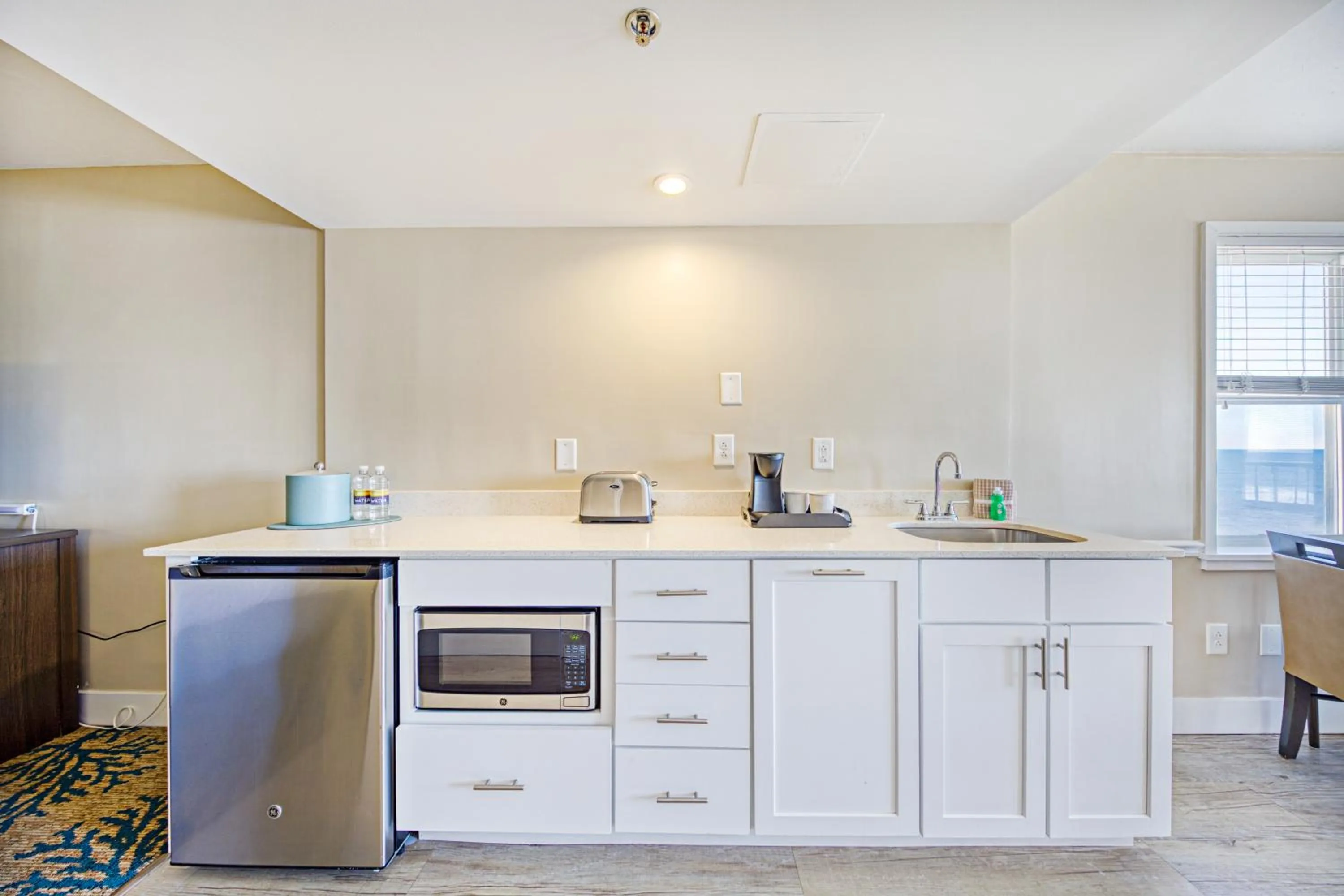 Kitchen or kitchenette in Commander Hotel & Suites