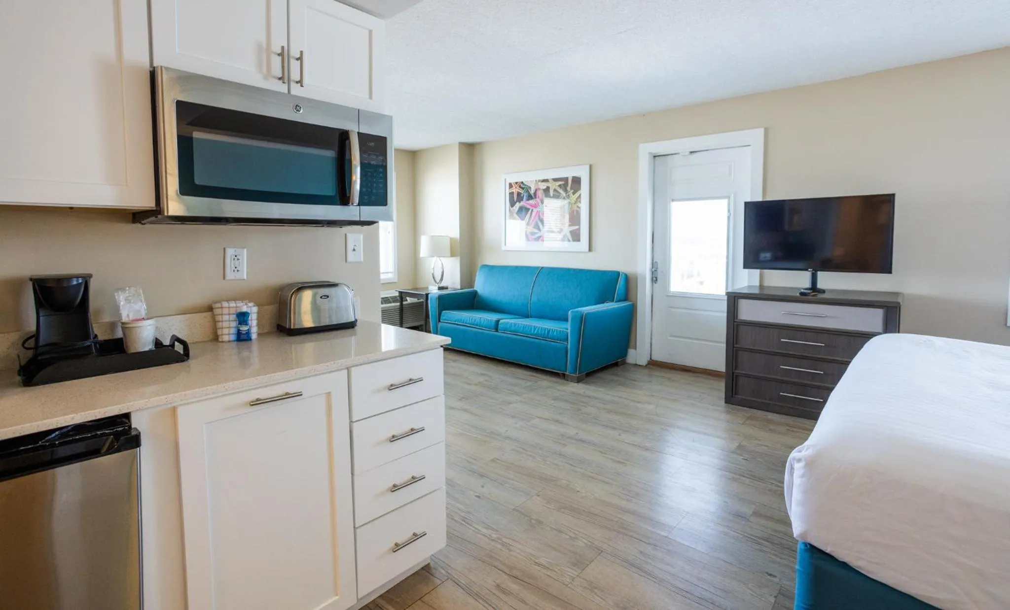 Photo of the whole room in Commander Hotel & Suites