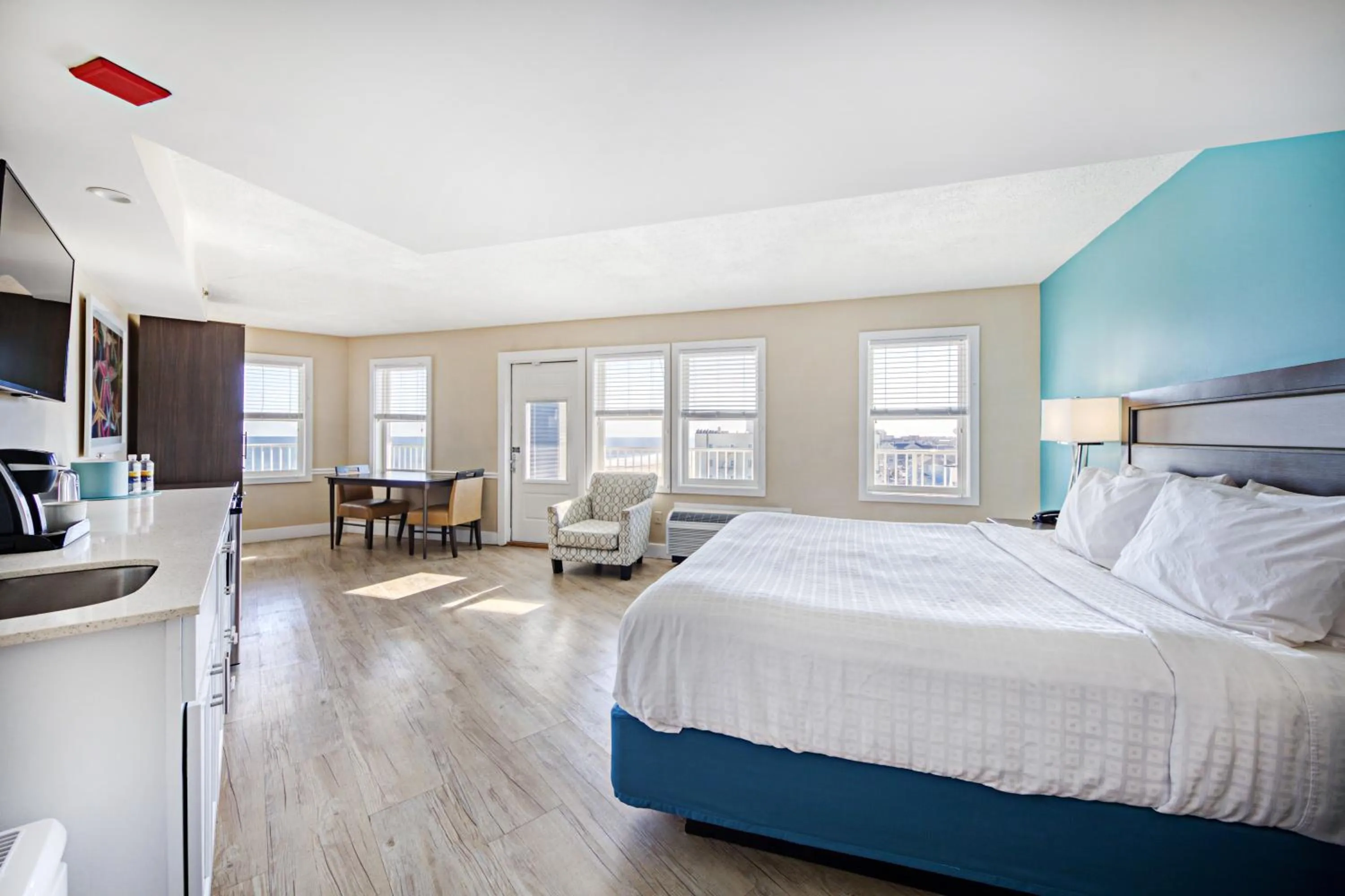 Photo of the whole room, Bed in Commander Hotel & Suites