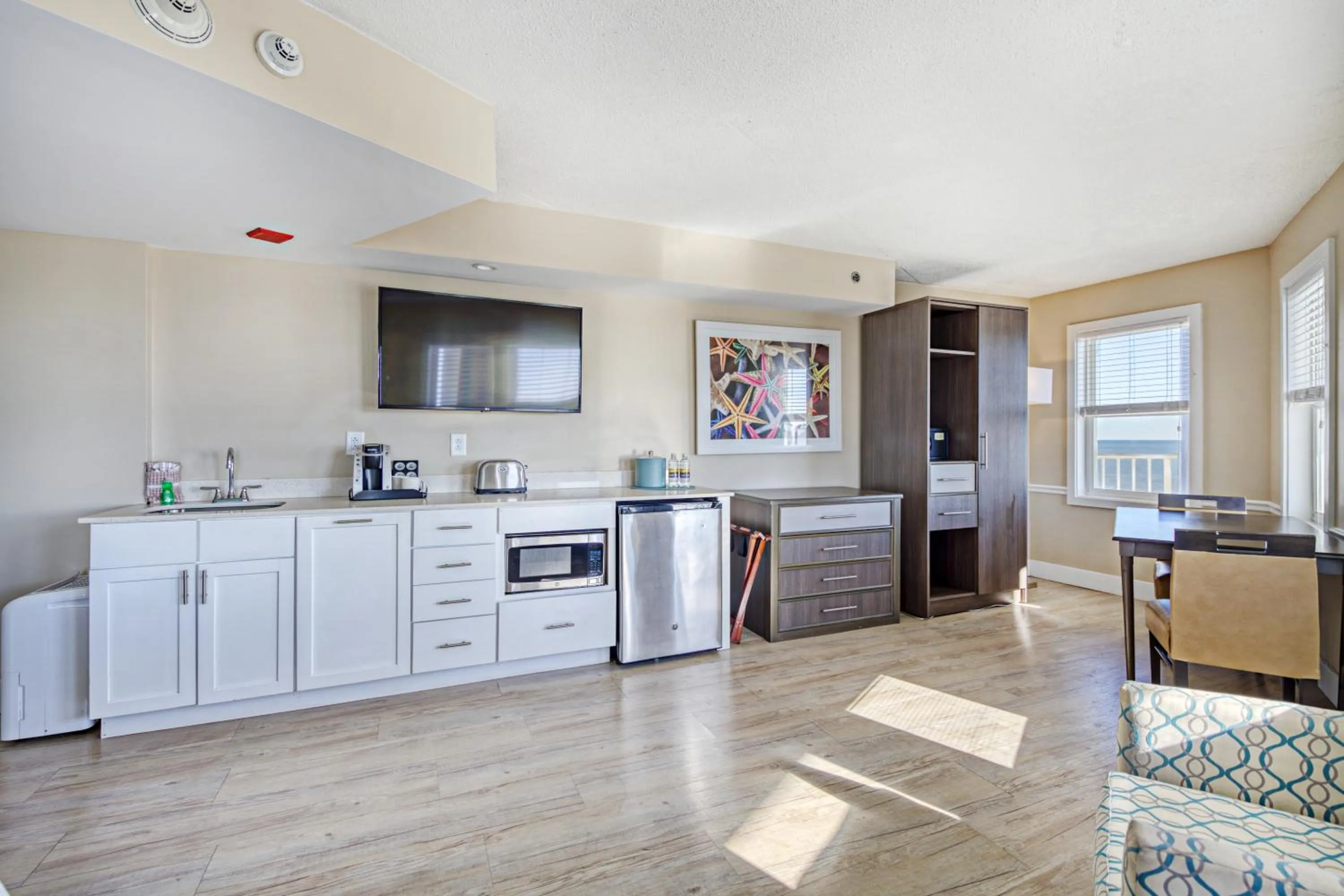 Kitchen or kitchenette in Commander Hotel & Suites