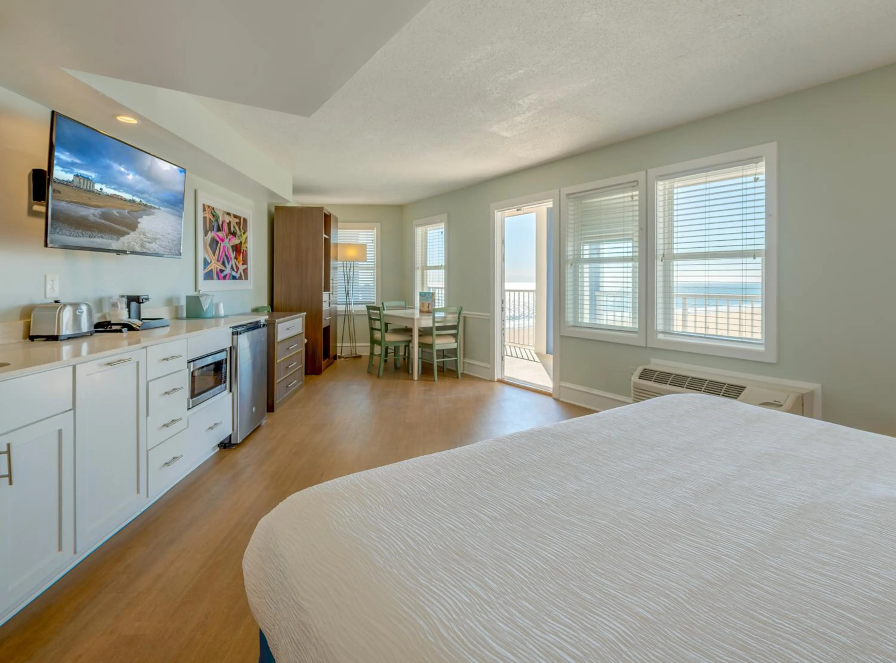 TV and multimedia, Bed in Commander Hotel & Suites