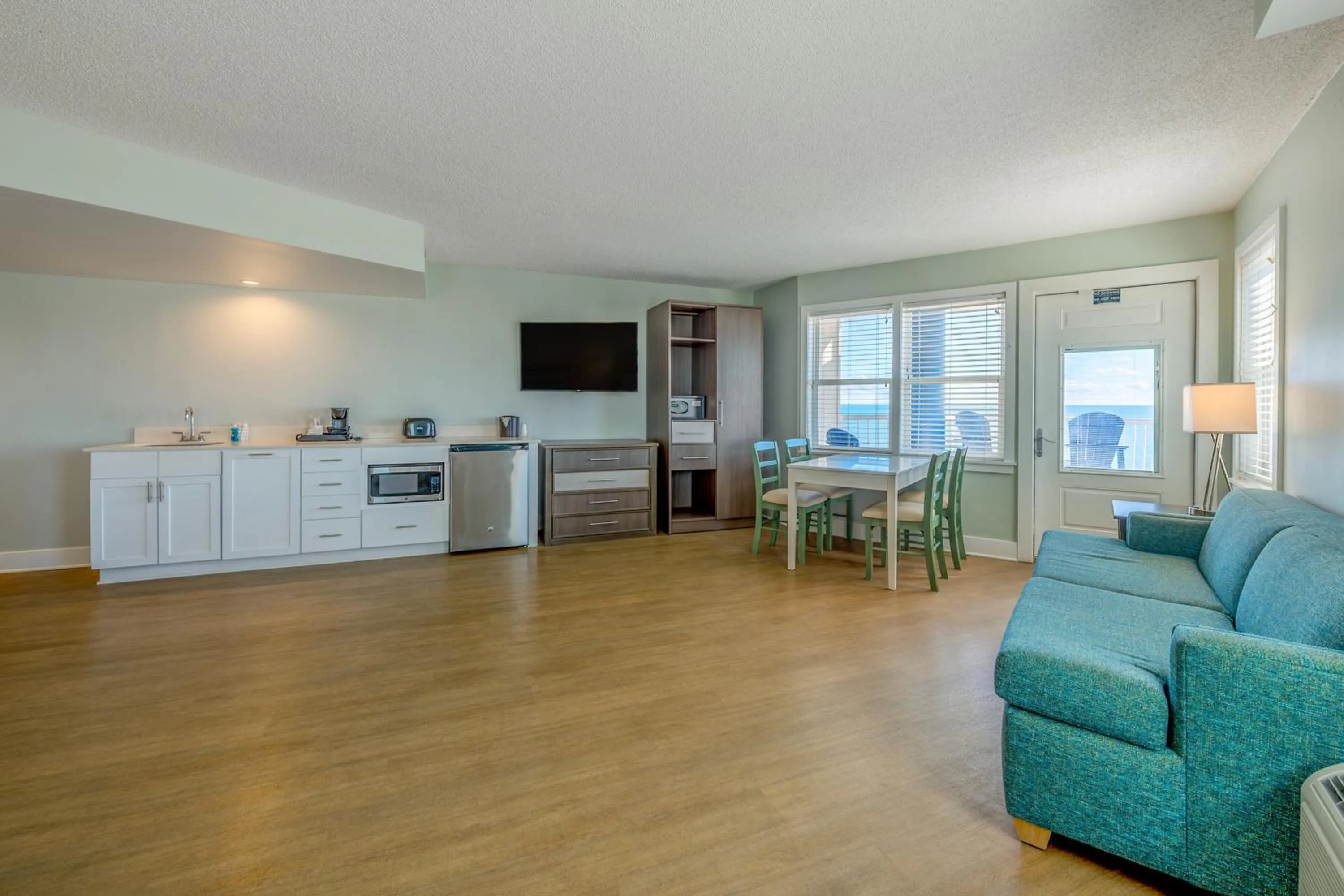 TV and multimedia in Commander Hotel & Suites