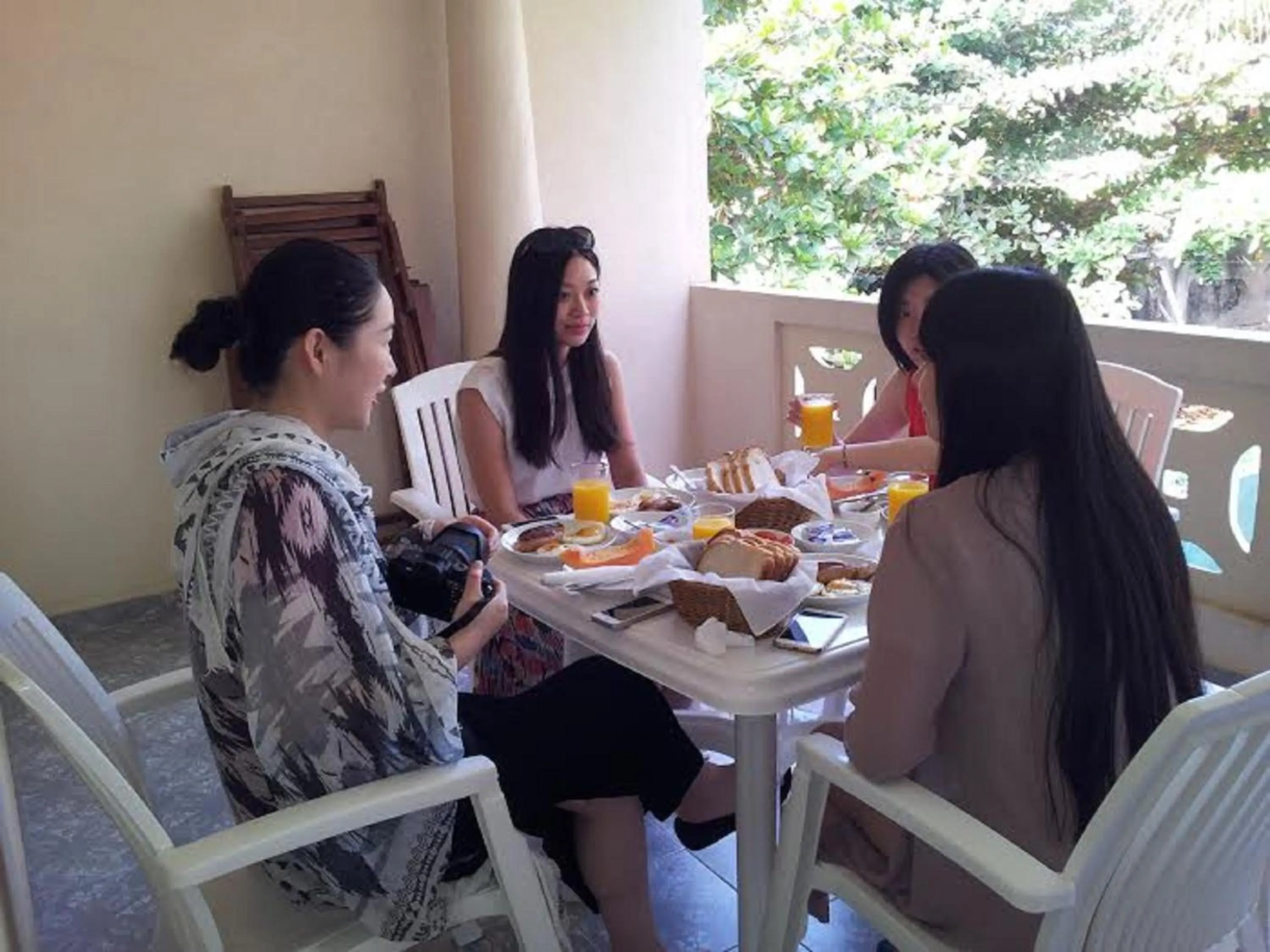 Guests in Janishi Residencies