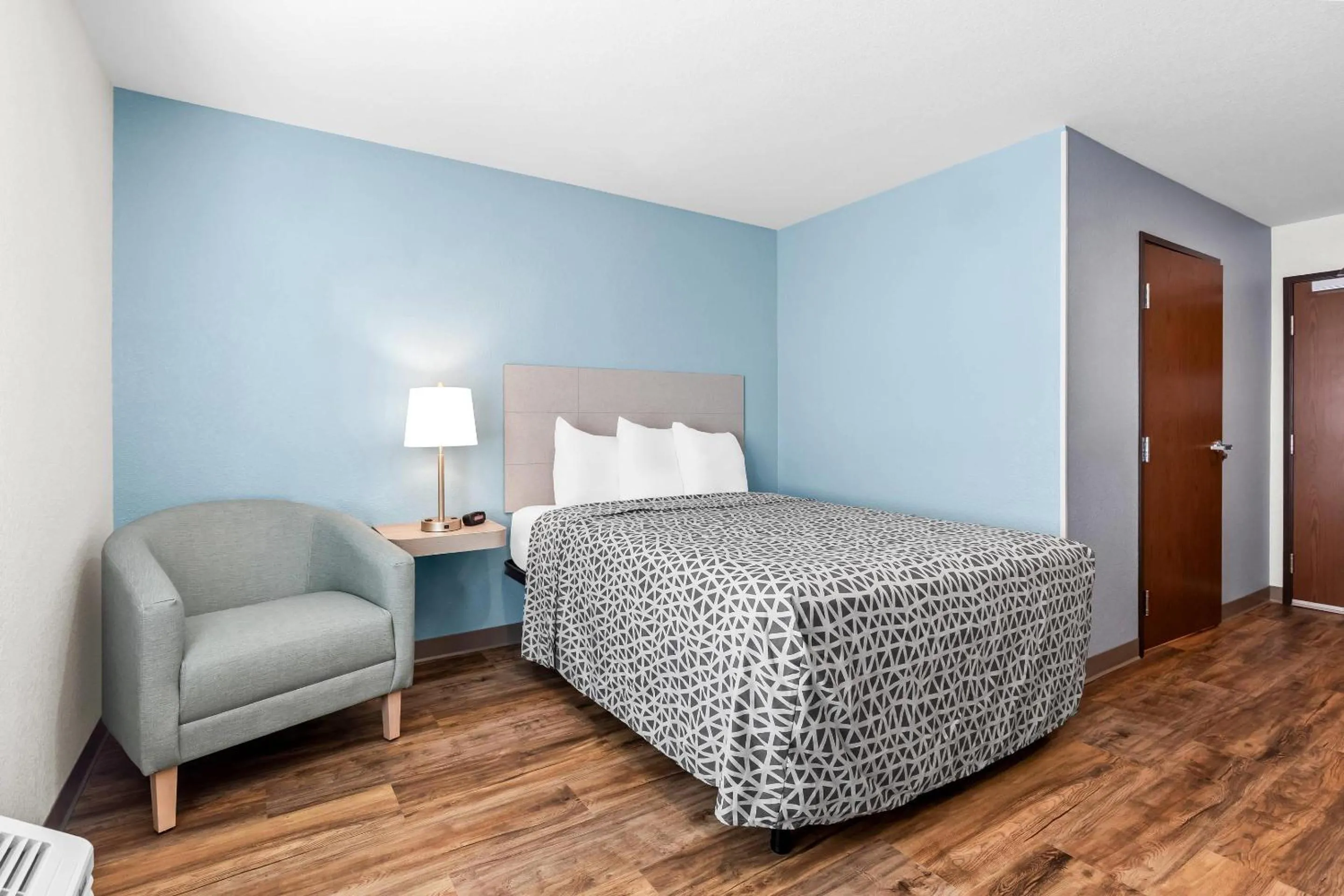 Bedroom, Bed in WoodSpring Suites St Peters-OFallon