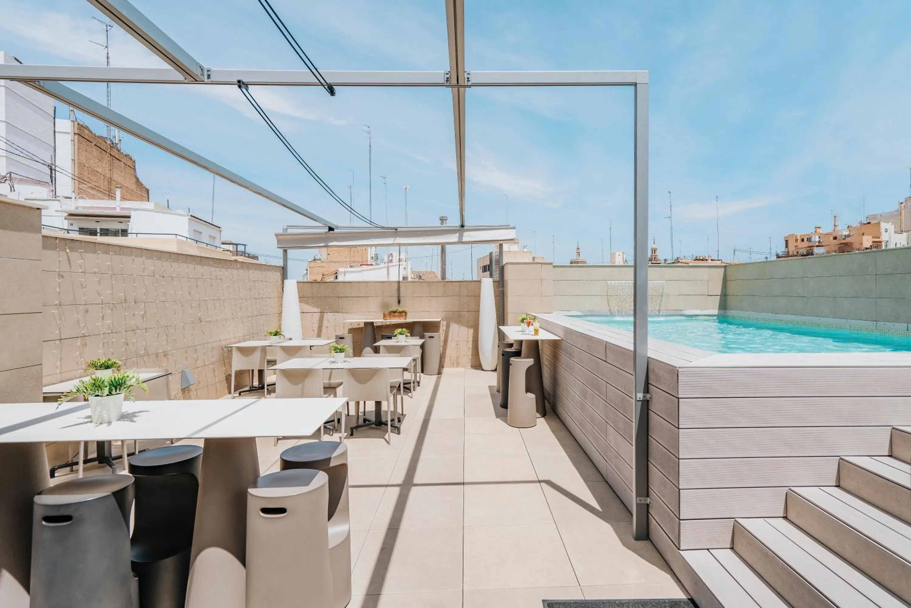 Swimming pool in Vincci Mercat