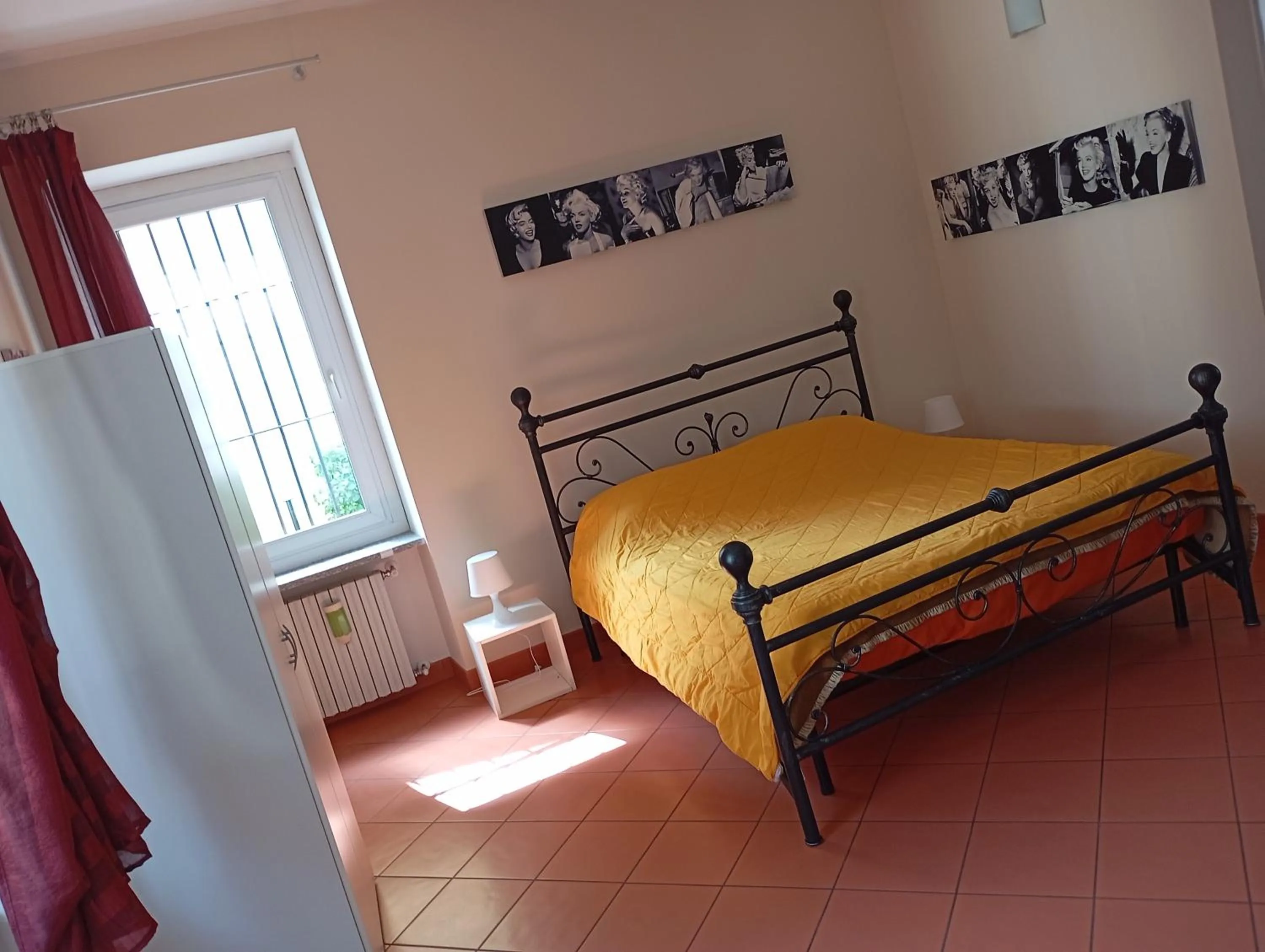 Bed in "B&B Sans égal", con CAMERE PRIVATE e APPARTAMENTI al PIANO TERRA a Biella