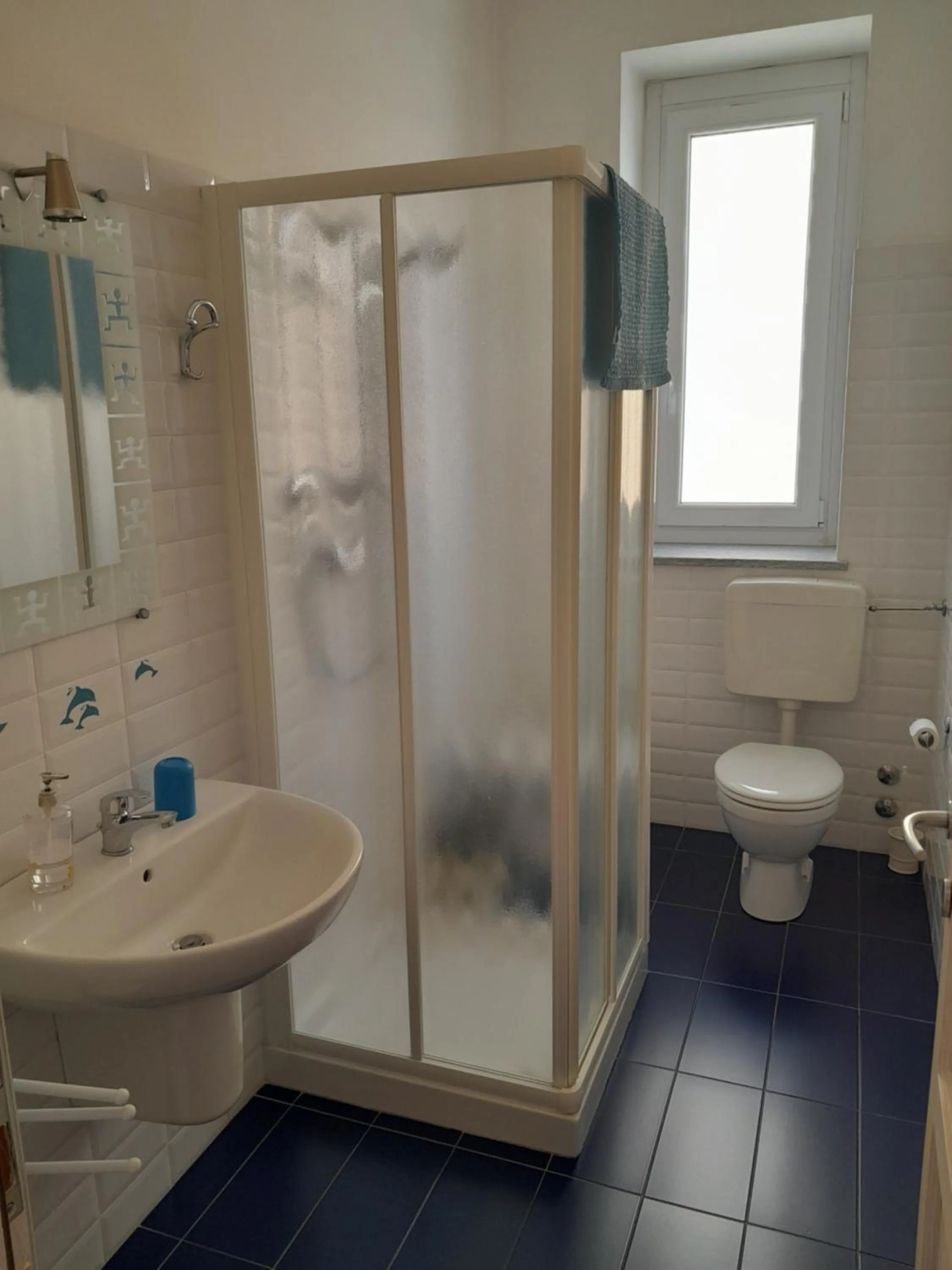 Bathroom in "B&B Sans égal", con CAMERE PRIVATE e APPARTAMENTI al PIANO TERRA a Biella