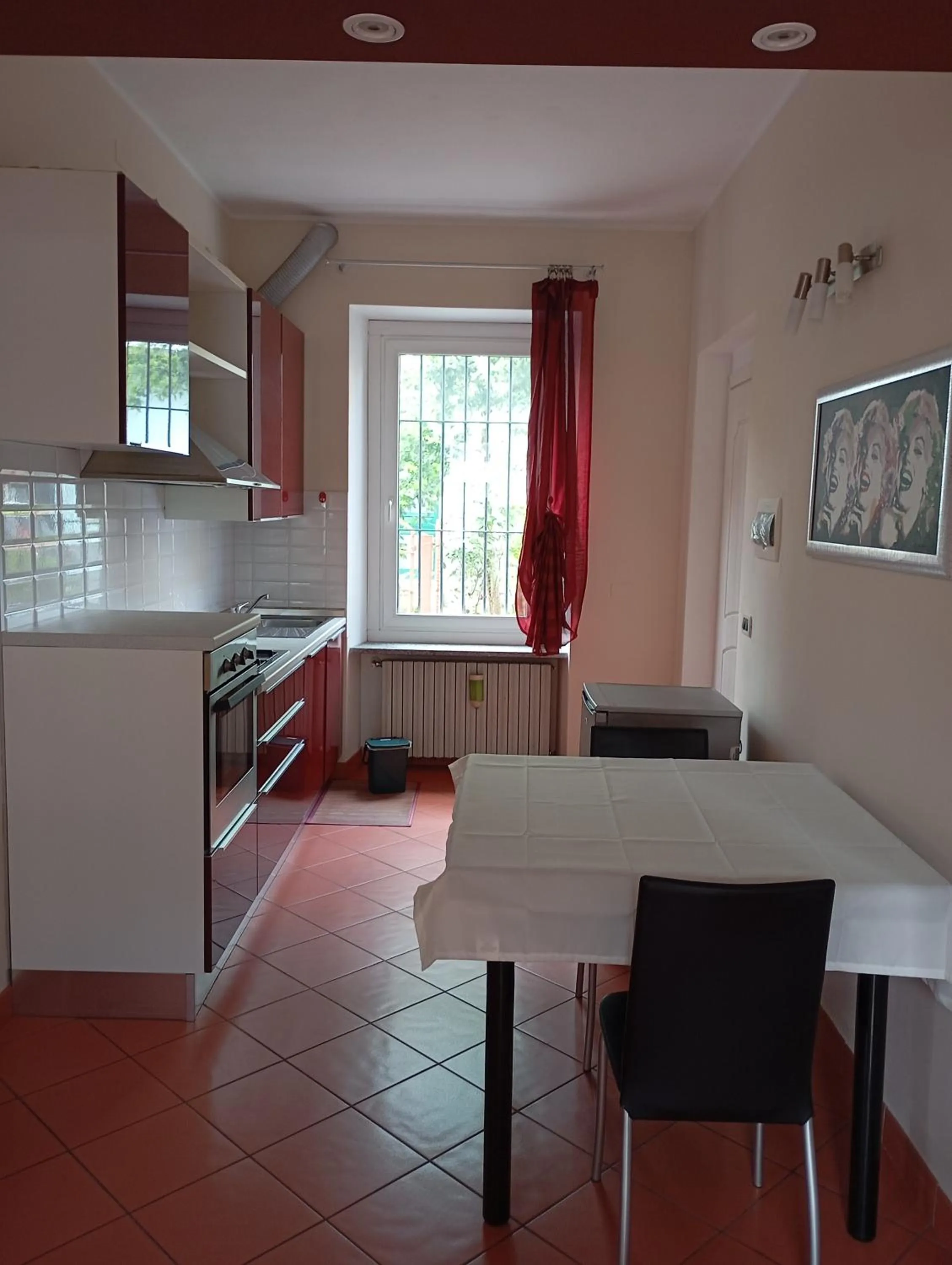 Kitchen or kitchenette in "B&B Sans égal", con CAMERE PRIVATE e APPARTAMENTI al PIANO TERRA a Biella