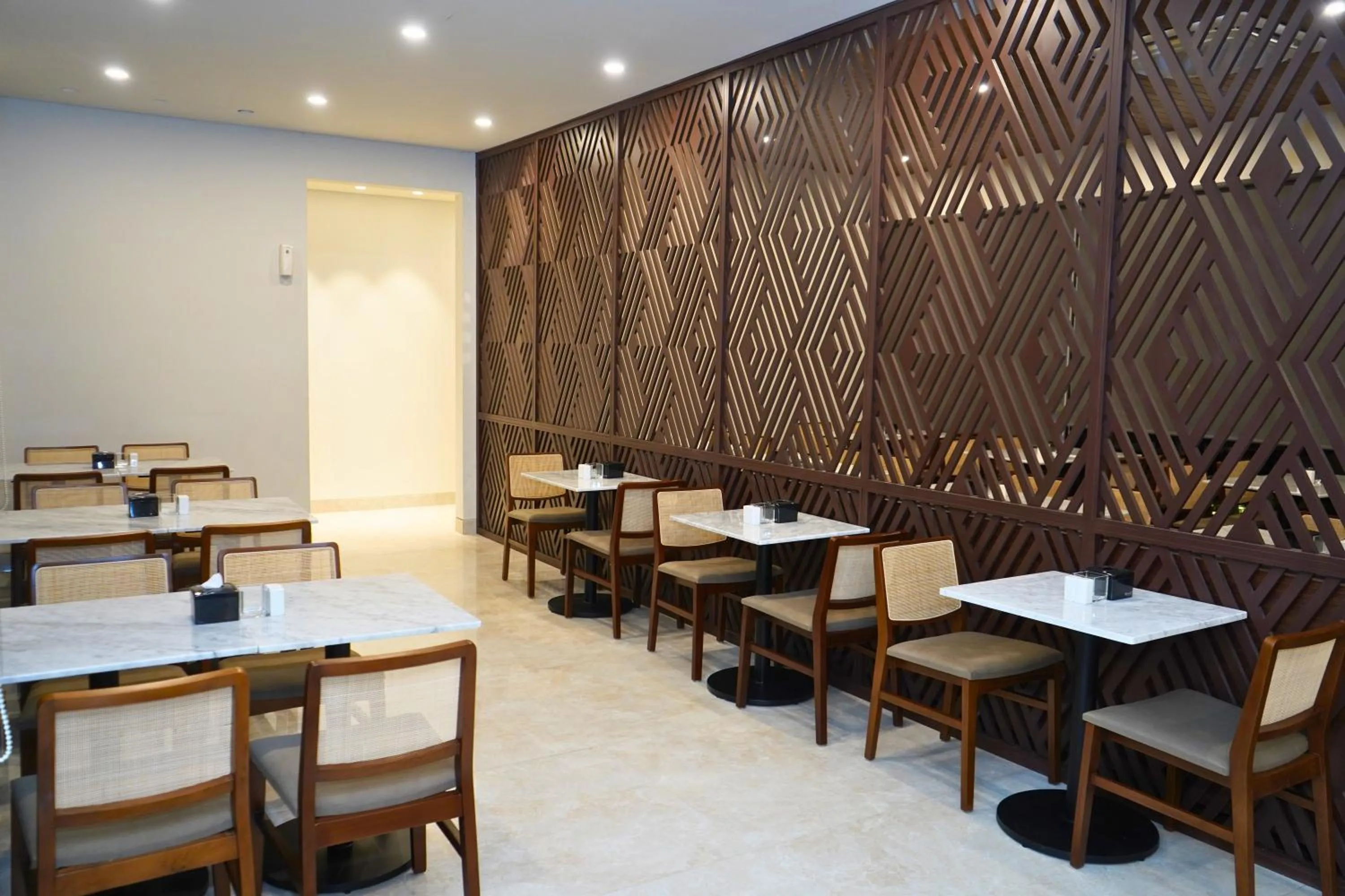 Restaurant/places to eat in Azana Garden Hill Resort Blora