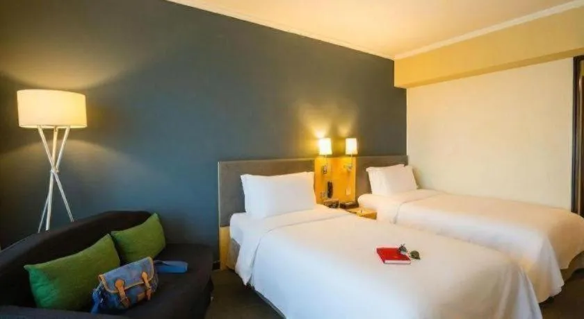 Bed in Beijing New World Center Tongpai Hotel