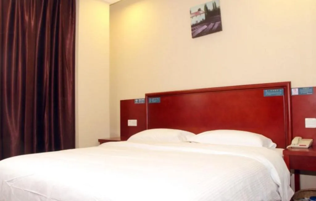 Bed in GreenTree Alliance Beijing Tiantan DonGMEn Hotel