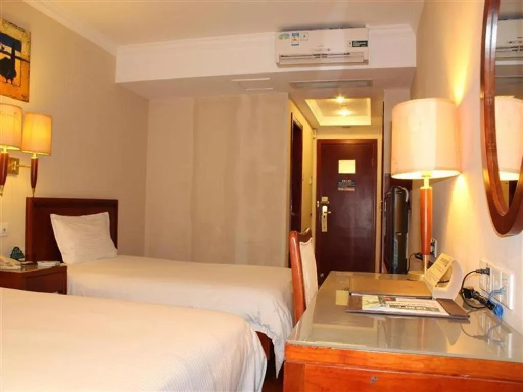 Bed in GreenTree Inn Shenzhen DonGMEn Business Hotel